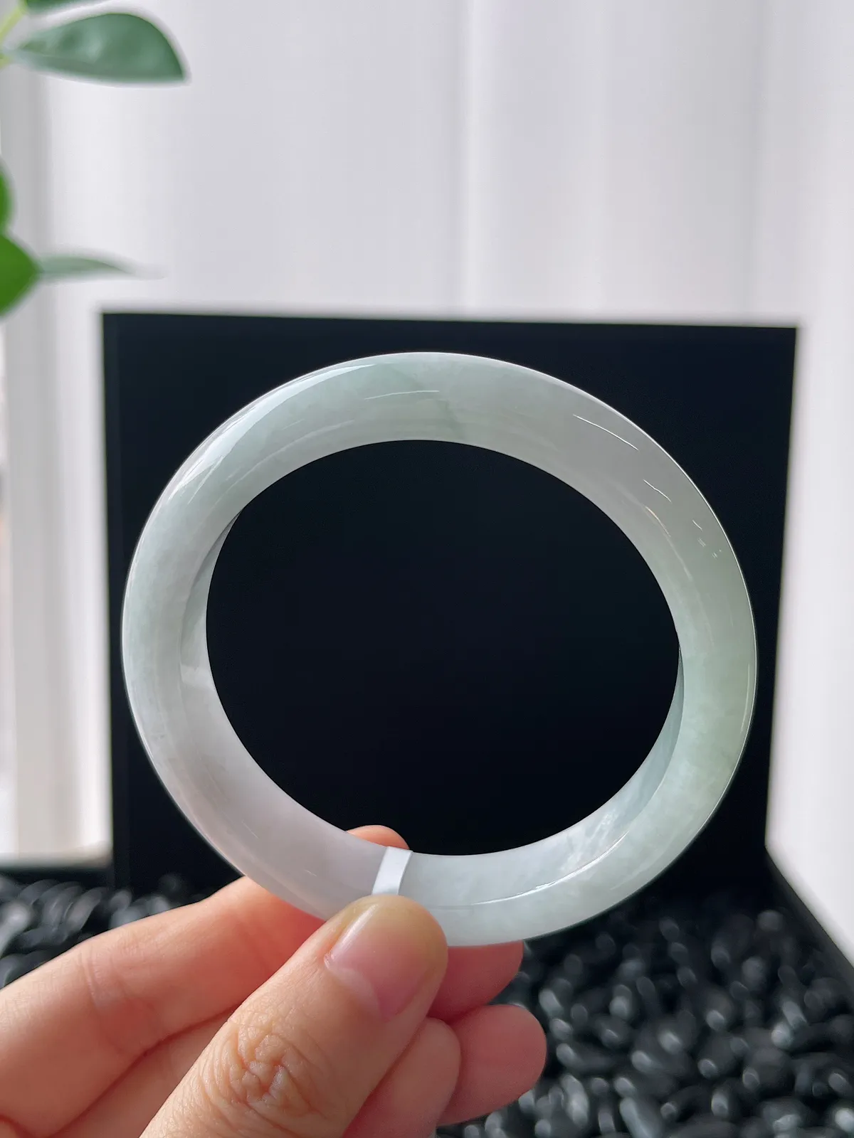 正圈55.9圈口，翡翠糯化种淡绿色手镯