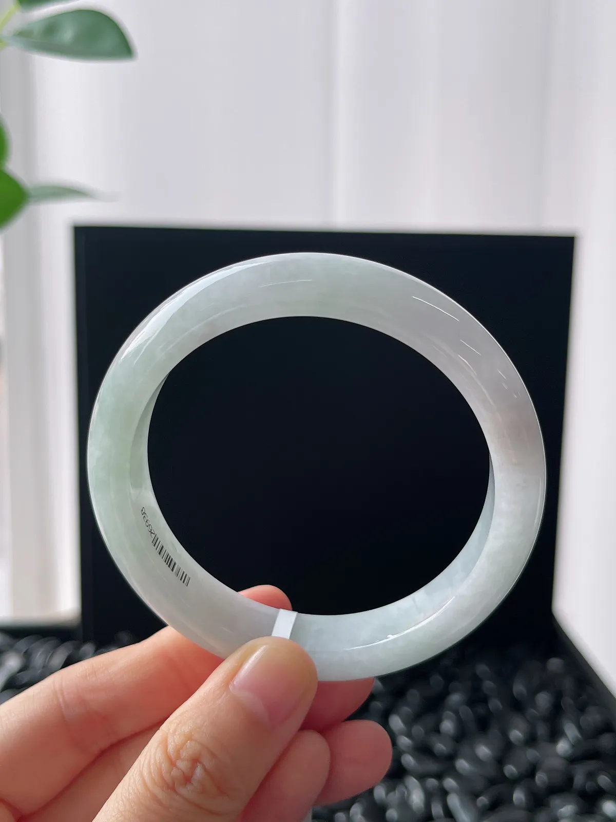 正圈55.9圈口，翡翠糯化种淡绿色手镯