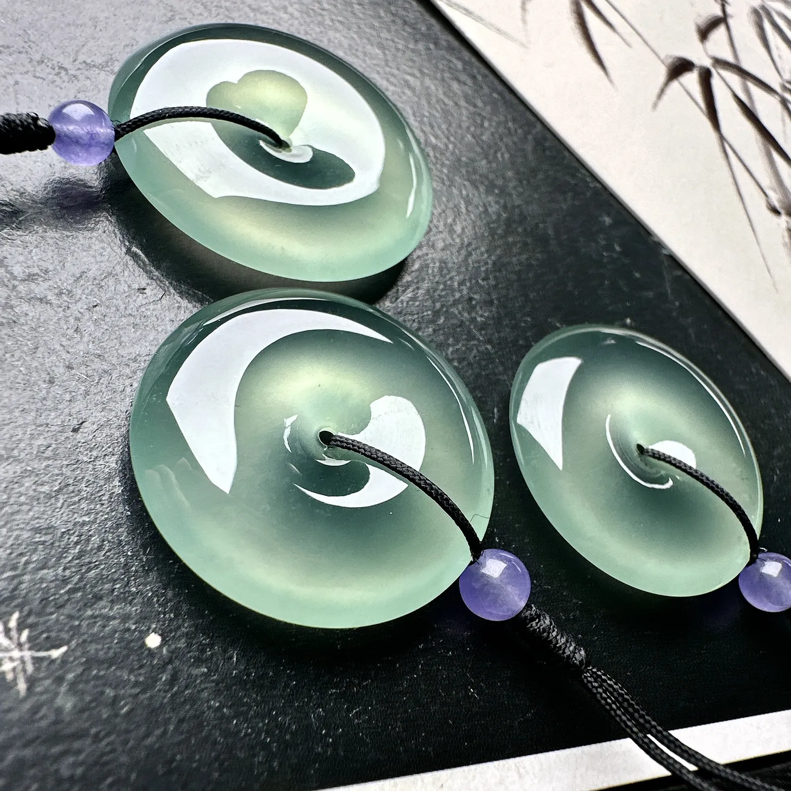 【冰种晴绿平安扣三件】质地细腻，品质很好，冰感十足，胶感明显，收藏品质。尺寸22.6*4.9毫米，尺