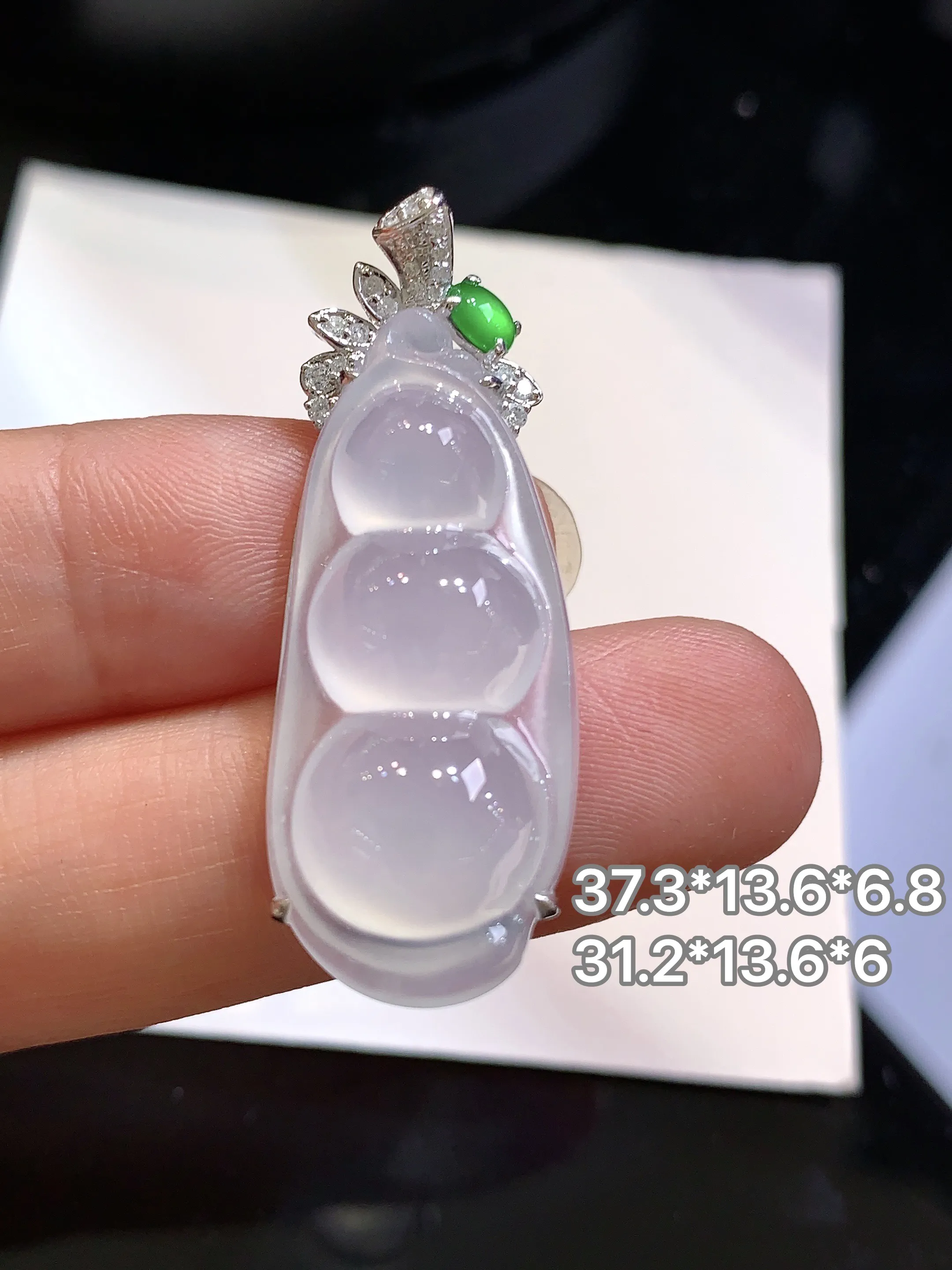 18k金钻镶嵌冰种四季豆吊坠 玉质细腻 色泽清新艳丽 整体尺寸37.3*13.6*6.8