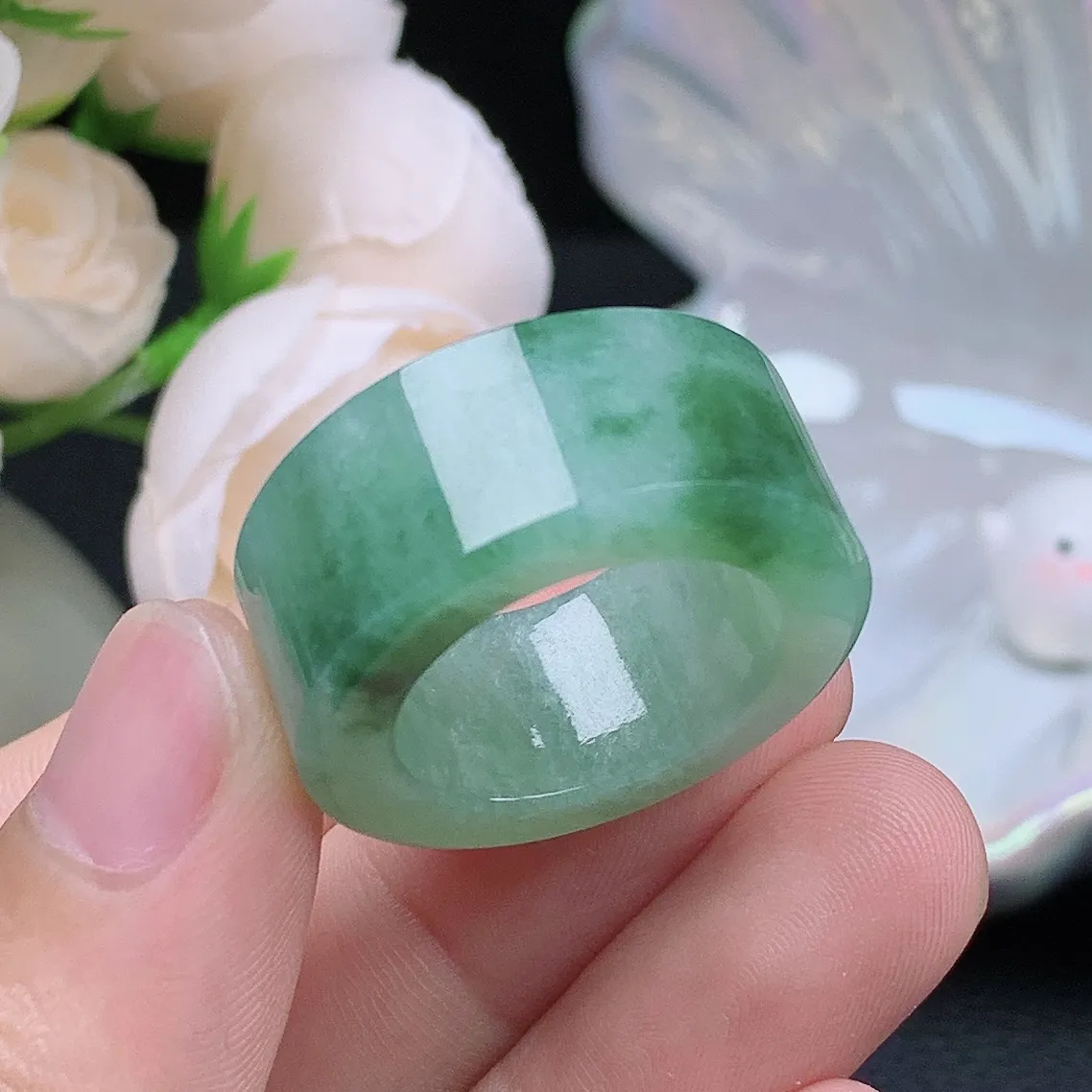 缅甸老坑种翡翠水润飘绿花扳指玉指环  水润通透 尺寸：19-12.2-5.3mm 20号圈口5S