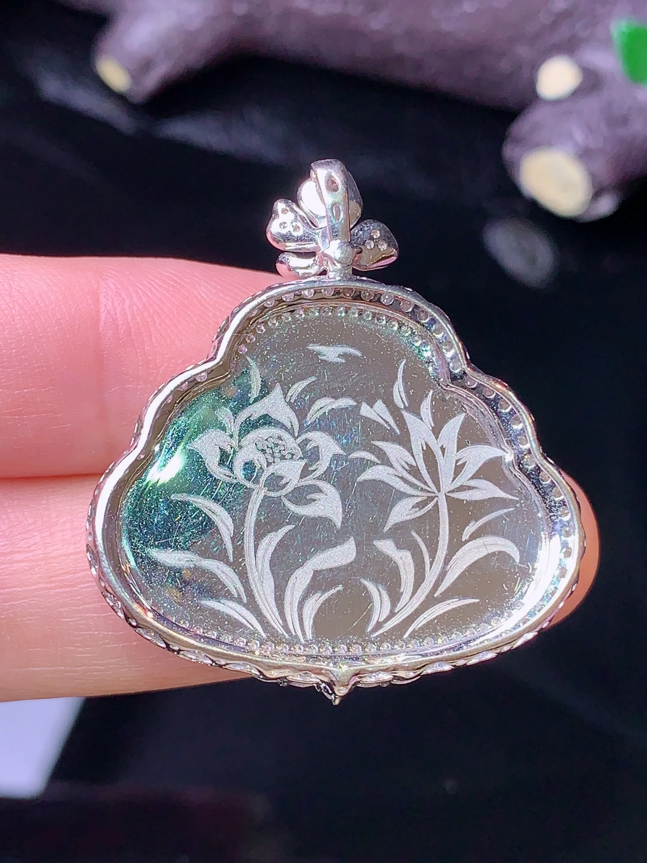 18k金钻镶嵌翠绿佛公吊坠 玉质细腻 色泽清新艳丽 整体尺寸34.7*31.2*8.2