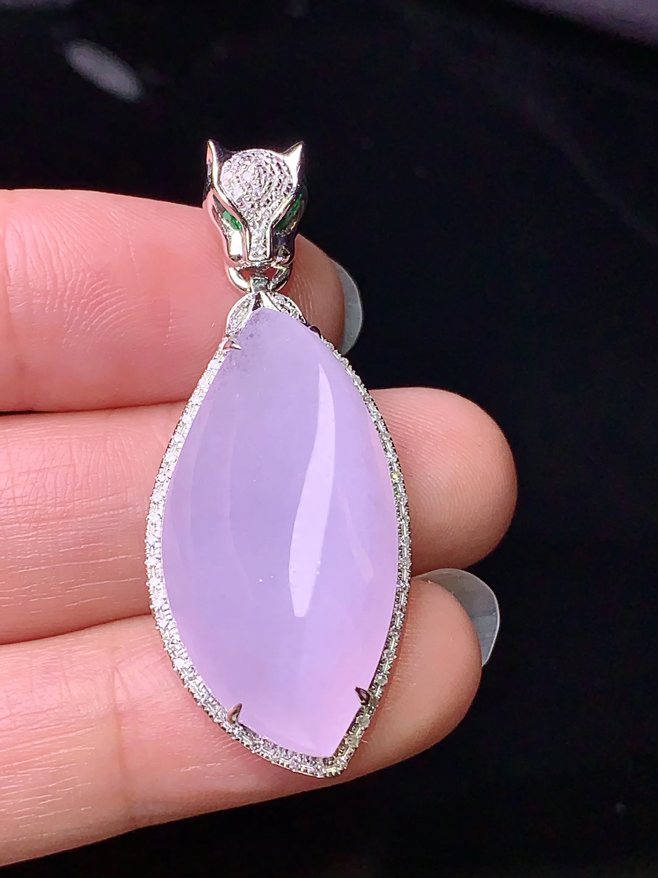 18k金钻镶嵌紫罗兰随形吊坠 玉质细腻 色泽清新艳丽 整体尺寸41.7*17*11.5