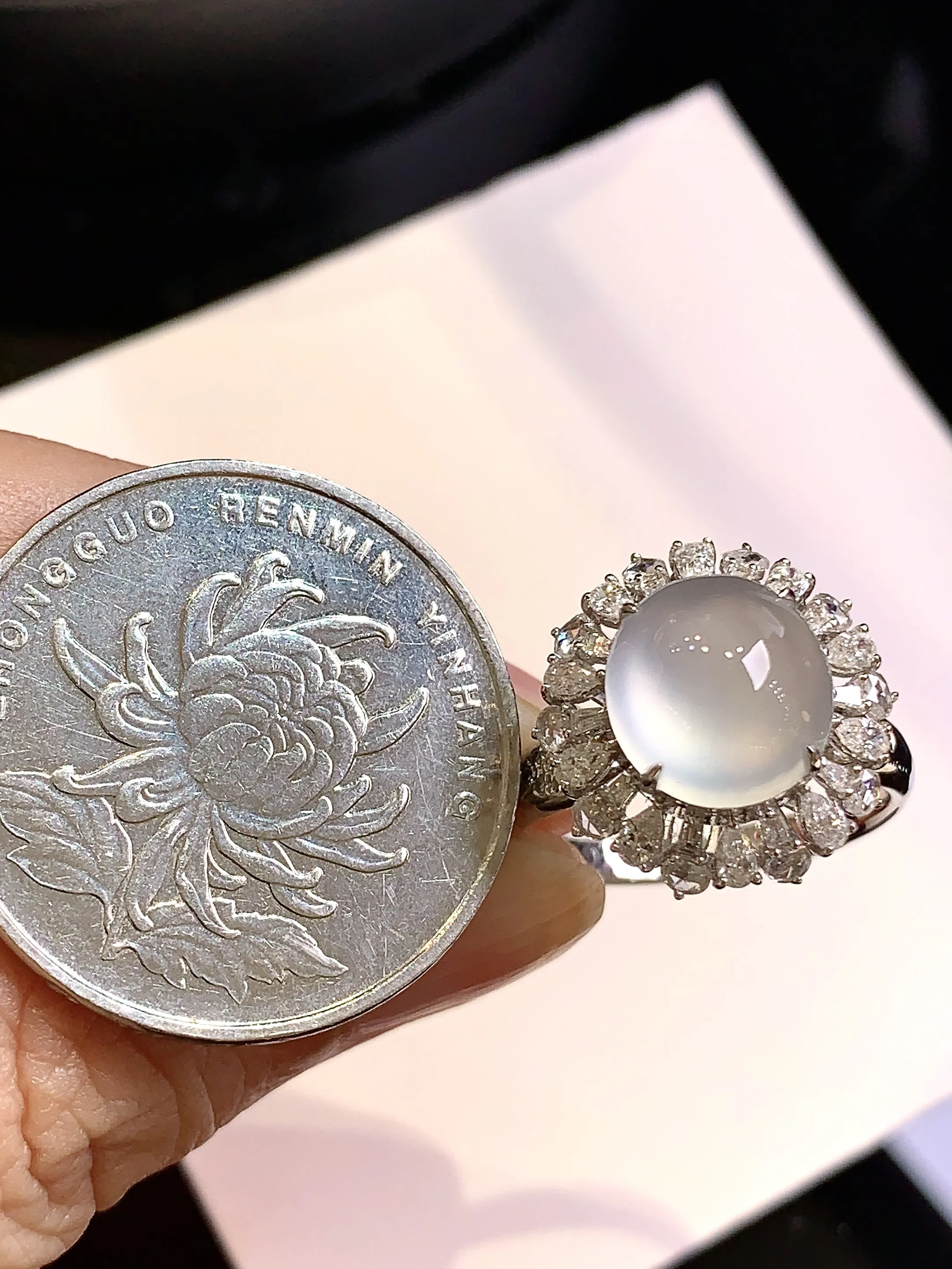 18k金钻镶嵌冰种蛋面戒指 玉质细腻 色泽清新艳丽 圈口14 整体尺寸15.6*14.8*10.7