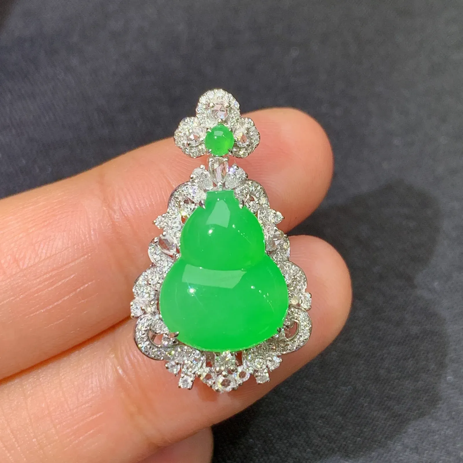 阳绿葫芦吊坠，18k金镶嵌，色泽鲜阳，冰润细腻，种水足 尺寸27.2*16.3*8.5