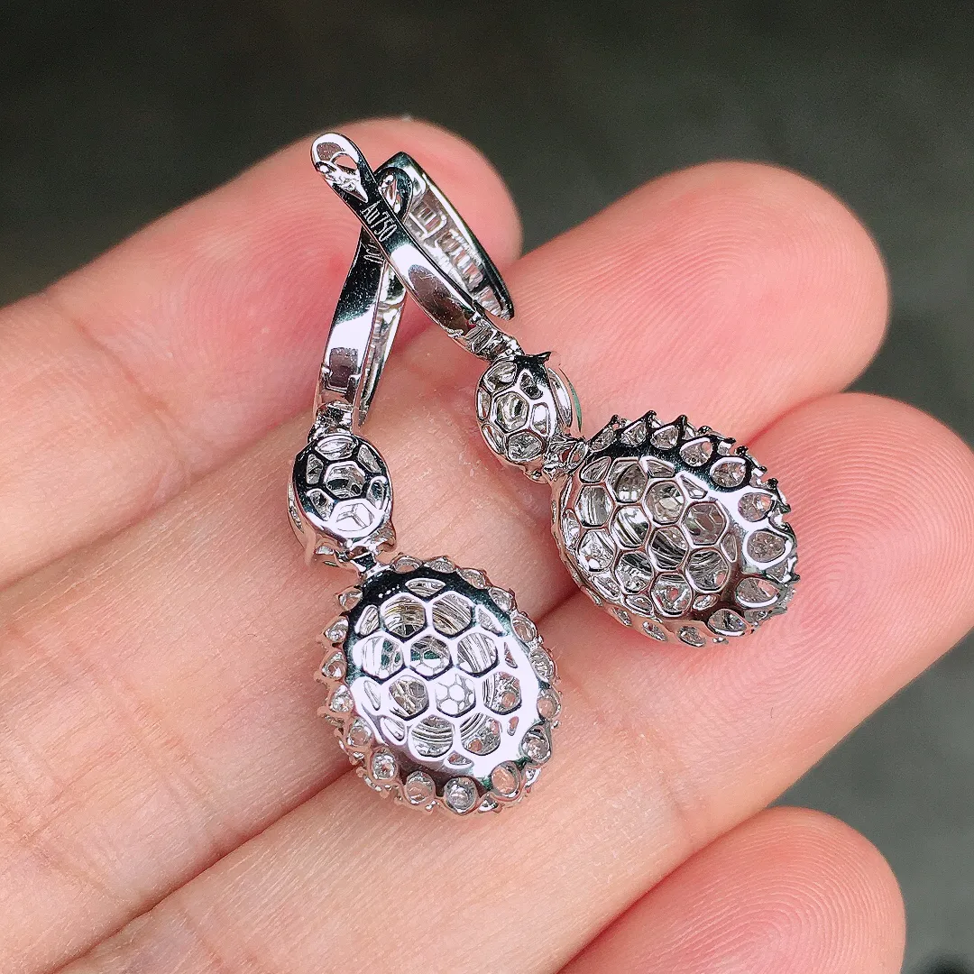 阳绿蛋面耳坠，色泽均匀艳丽，玉质细腻，荧光感超
强，饱满圆润，尽显优雅气质，18k
金豪华镶嵌