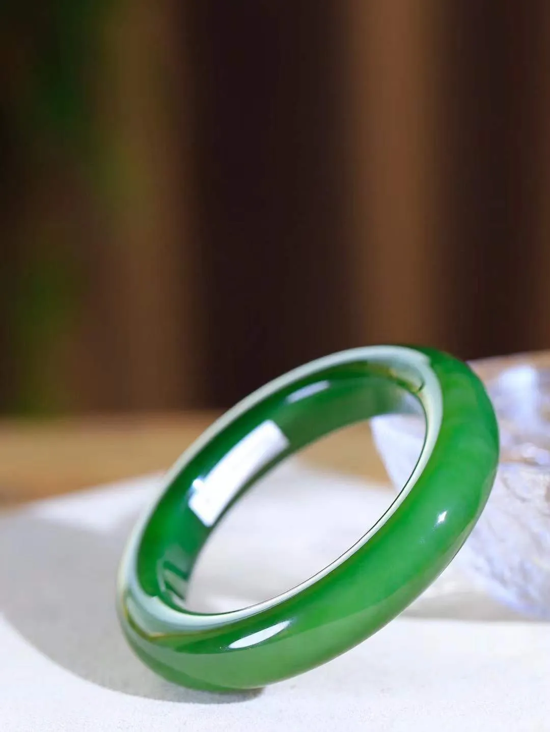 【碧波流转·手镯】

典藏级臻品️和田玉碧玉猫眼手镯，玉质细腻温润，手感舒适，️线条流畅，简约大气，美自天成，佩戴于腕间，婉约之美，举手投足间透出那份低调奢华，醉人心扉。
重84.2克 内径圈口56mm尺寸13.8-11.6mm  FDA-131101308