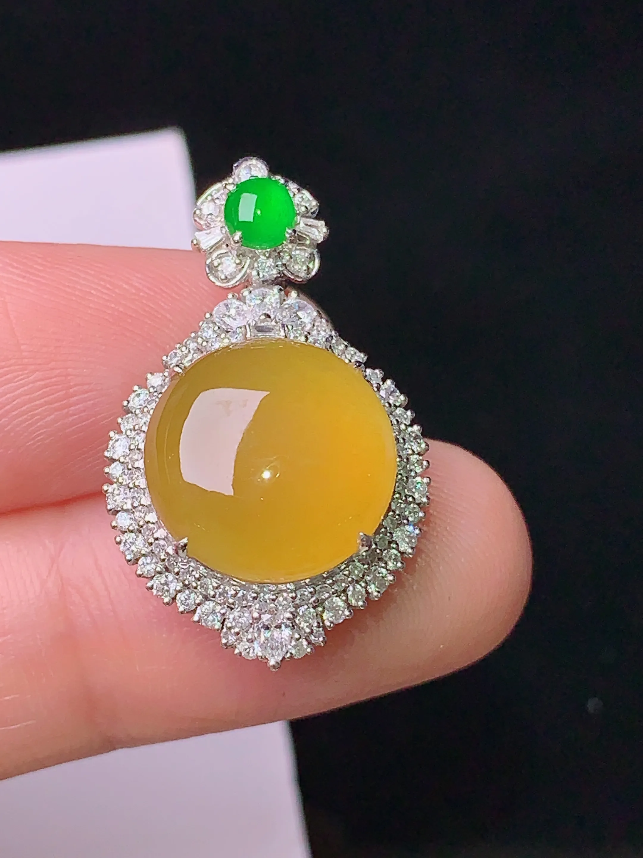 18k金钻镶嵌黄翡蛋面吊坠 玉质细腻 色泽清新艳丽 整体尺寸26.5*16.3*9.8