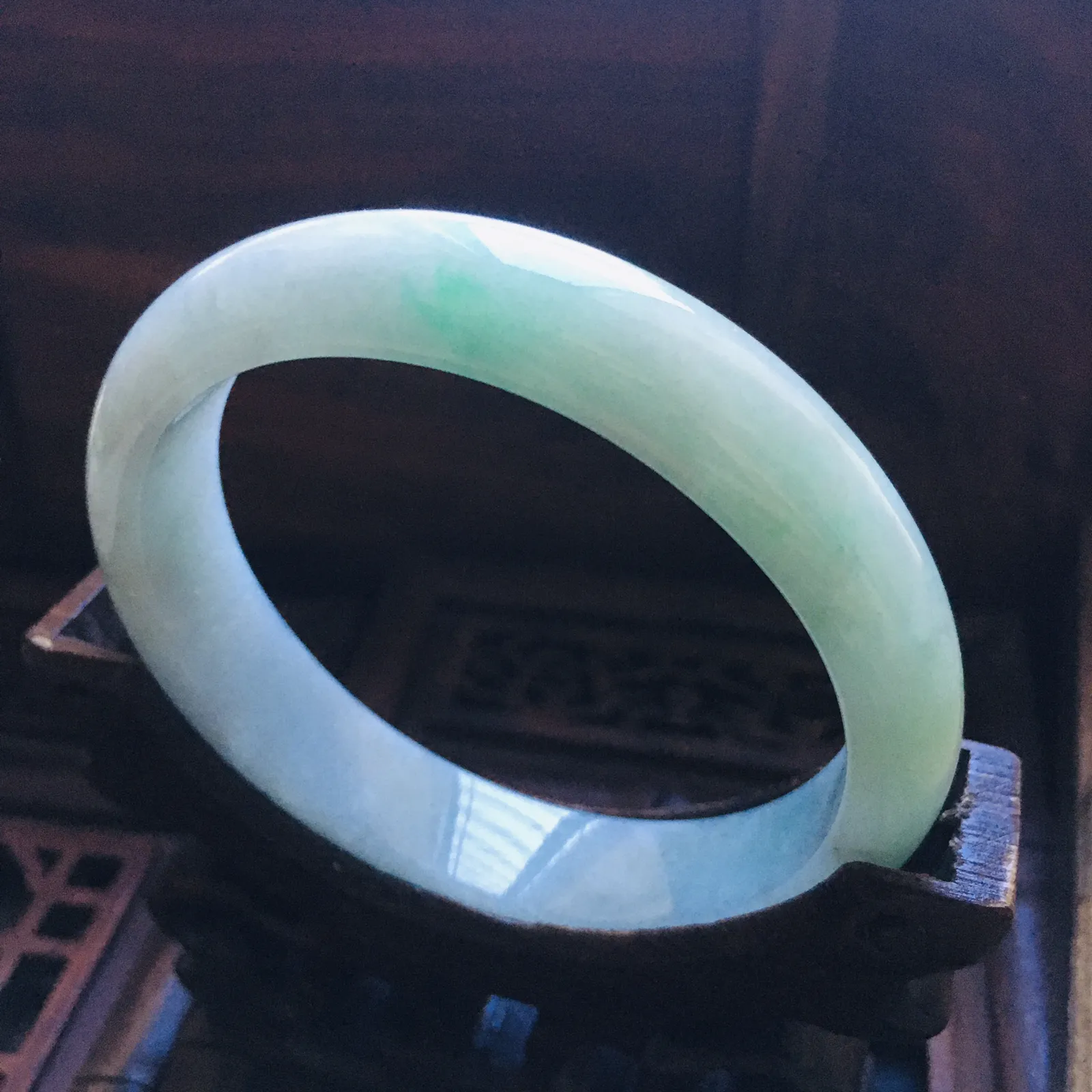 贵妃53飘绿手镯，水润细腻，自然光实拍～尺寸：53.2*46.9*12*6.9（毫米），适合正圈51圈口大小，手工测量略有误差