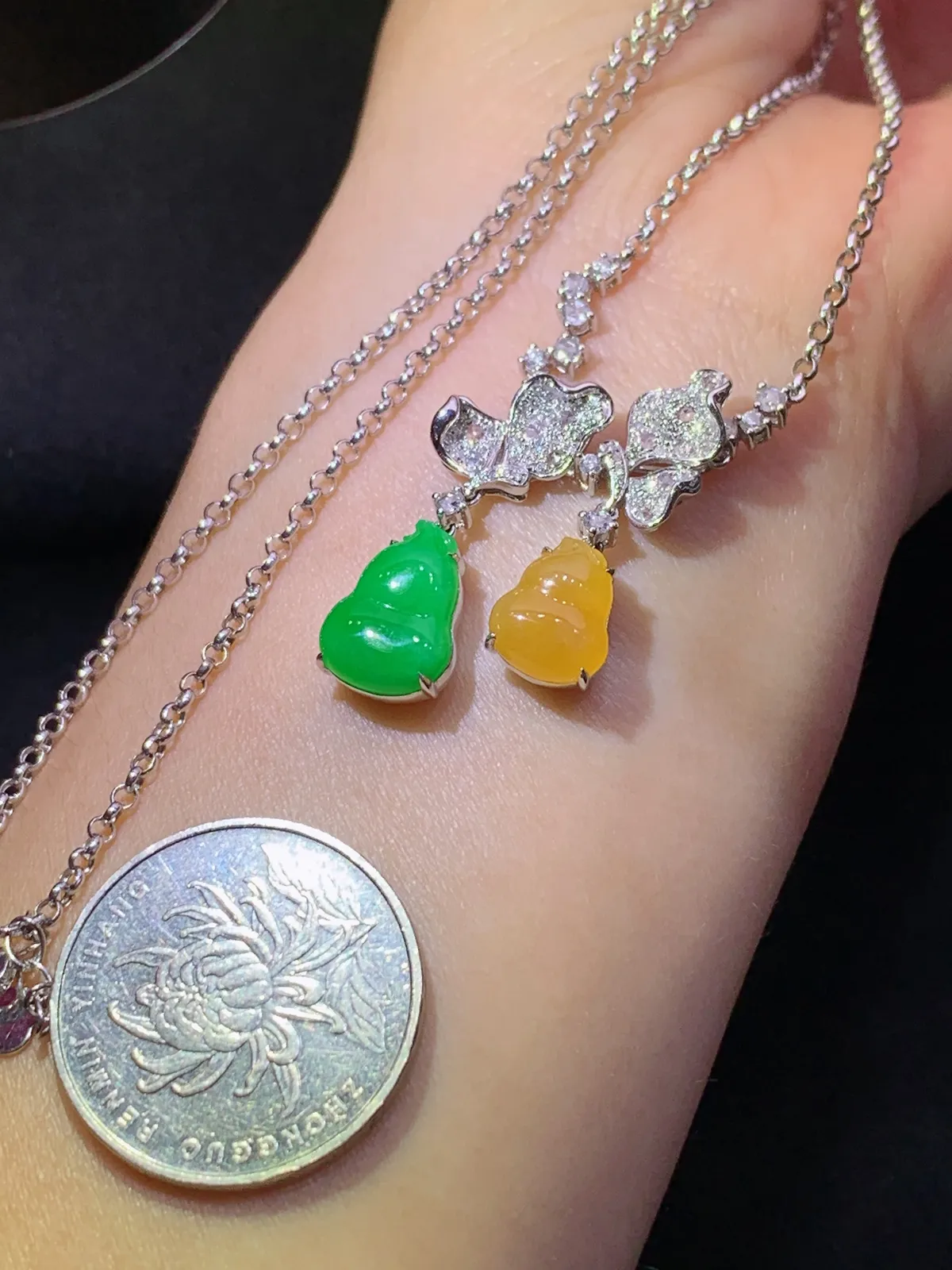 冰黄阳绿葫芦项链，18k金镶嵌，款式优雅，冰润细腻，种水足，裸石12.3*8.8*3