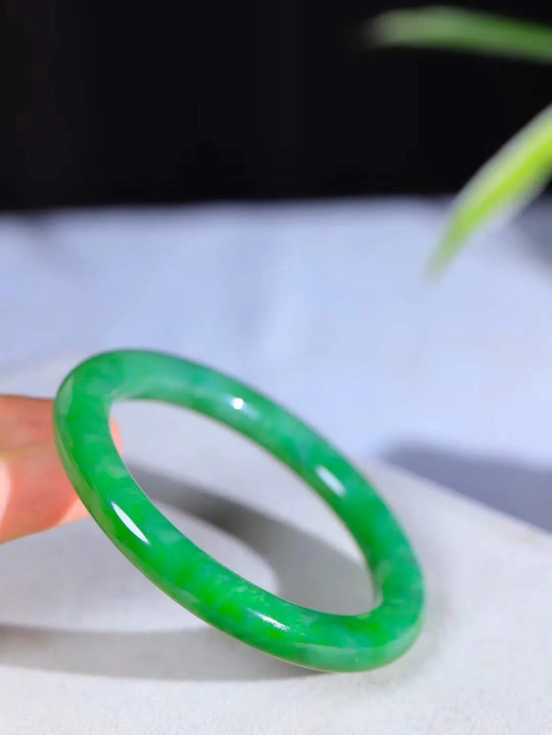 【温润如心.镯】

精品️和田玉碧玉手镯，精选上等碧玉料，色泽清透，质地细腻。佩戴它，感受千年玉文化的温润与优雅，愿它为您带来平安与幸福。重50.3克  尺寸59-9-10mm  101101311A