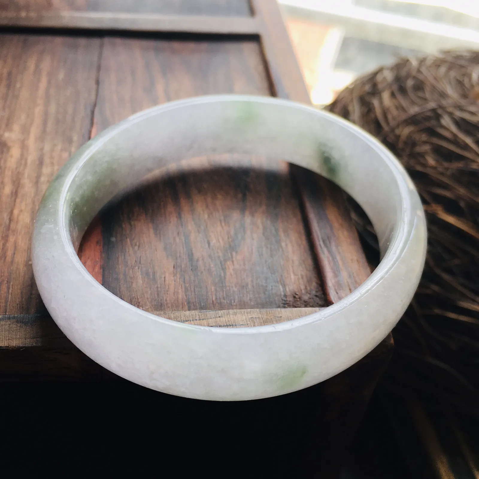 贵妃55.6冰飘花手镯，特色韵味雪花棉，自然光实拍～尺寸：55.6*48.3*12.1*6.9（毫米），适合正圈53.5圈口大小，手工测量略有误差