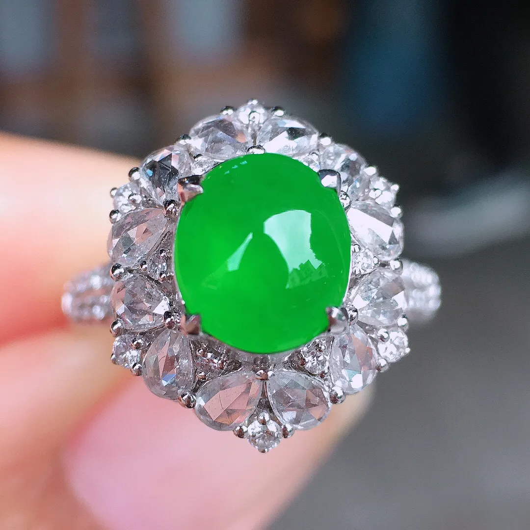 阳绿蛋面戒指/吊坠两用款，色泽均匀艳丽，玉质细腻，荧光感超
强，饱满圆润，尽显优雅气质，18k
金豪华镶嵌