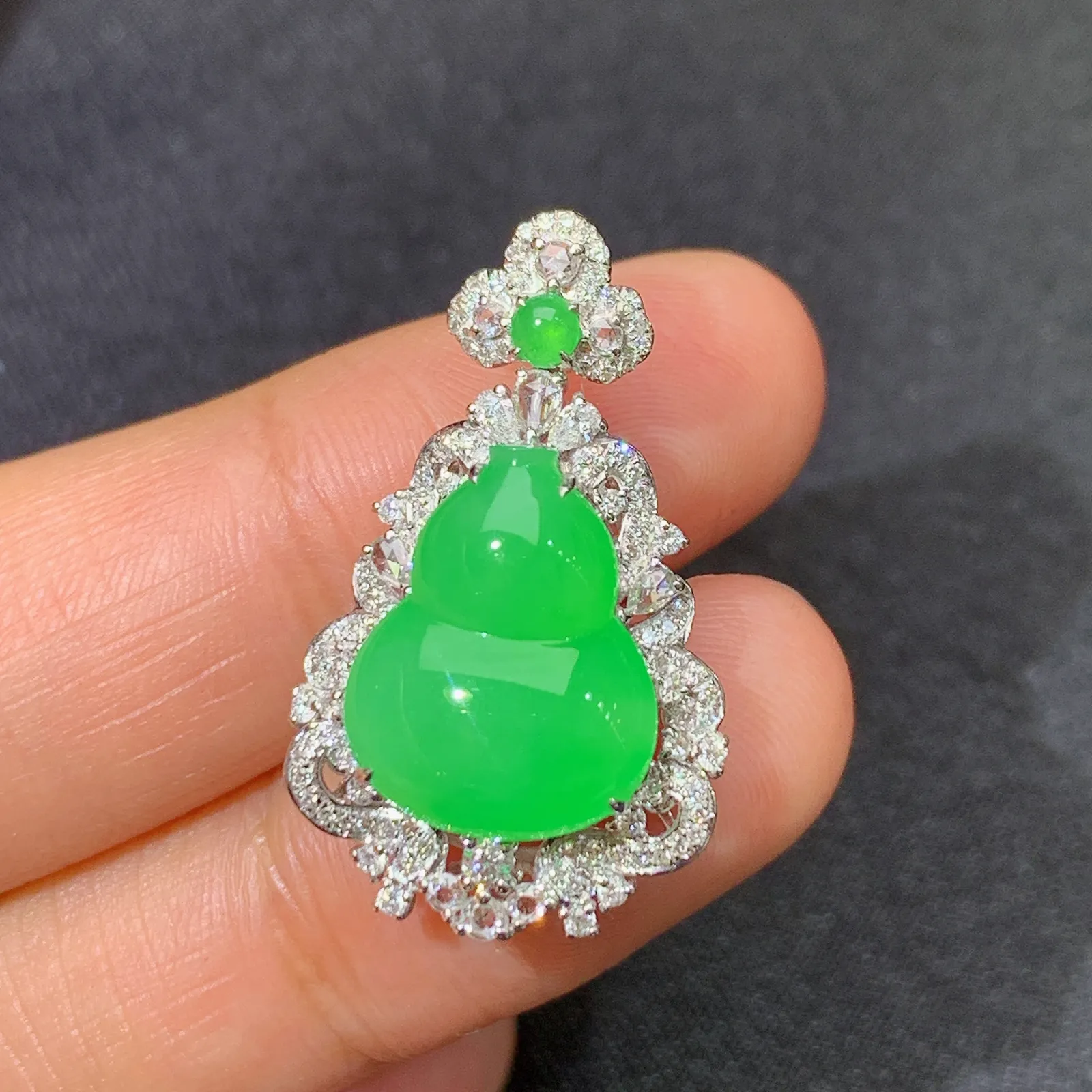 阳绿葫芦吊坠，18k金镶嵌，色泽鲜阳，冰润细腻，种水足 尺寸27.2*16.3*8.5