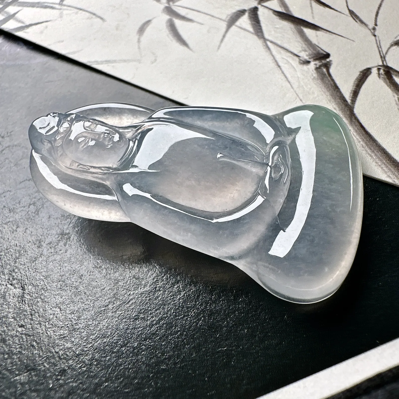 【冰种素衣观音】质地细腻，通透度上佳，冰感十足，适合佩戴。