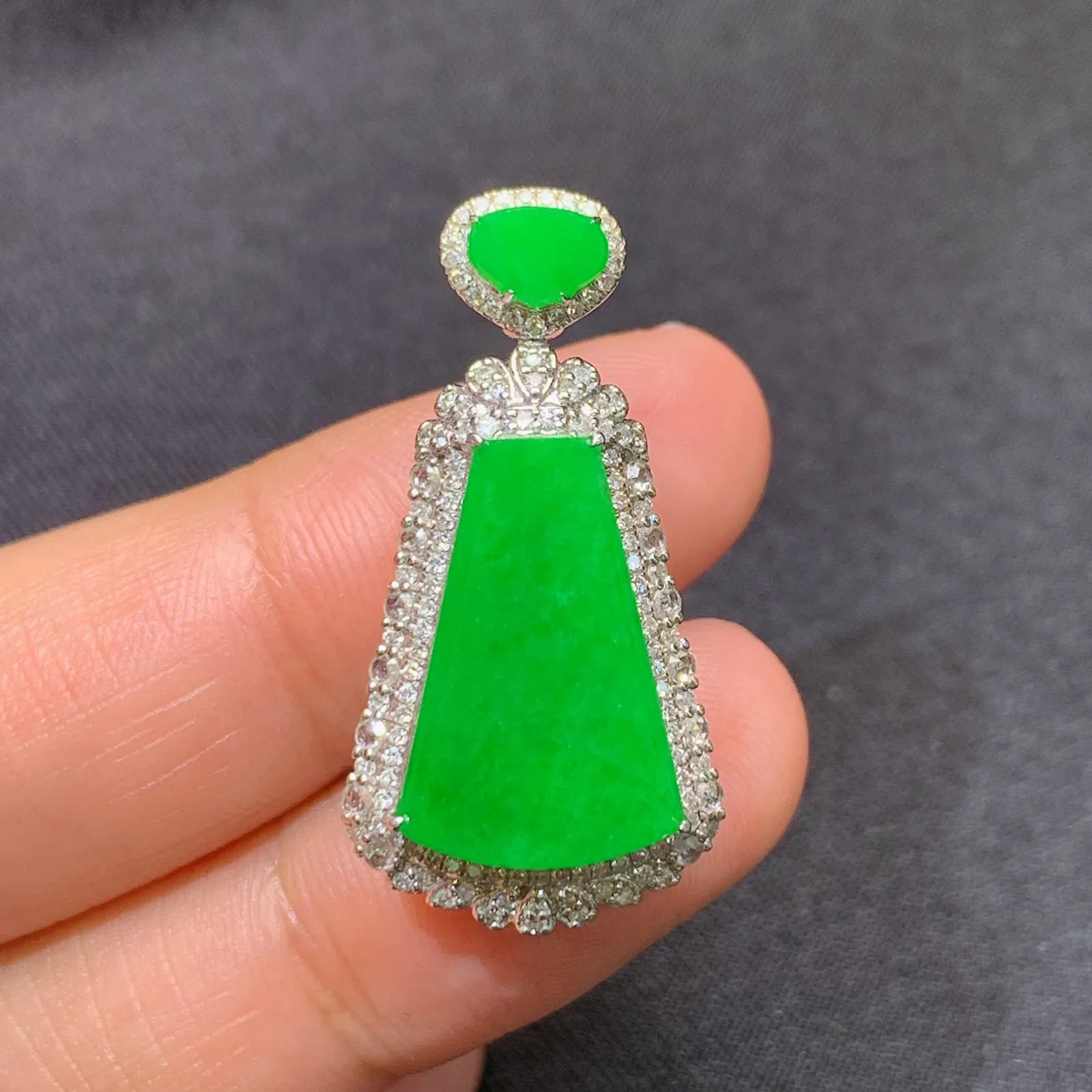 阳绿无事牌吊坠，18k金镶嵌，色泽鲜阳，冰润细腻，种水足 尺寸30*15.5*8.5