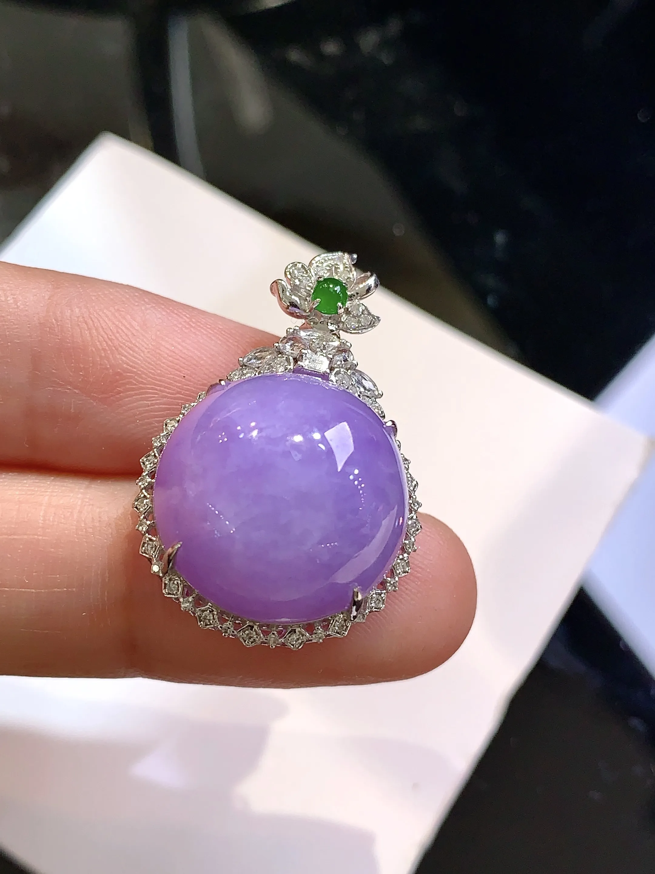 18k金钻镶嵌紫罗兰蛋面吊坠 玉质细腻 色泽清新艳丽 整体尺寸28.8*19.2*12.5