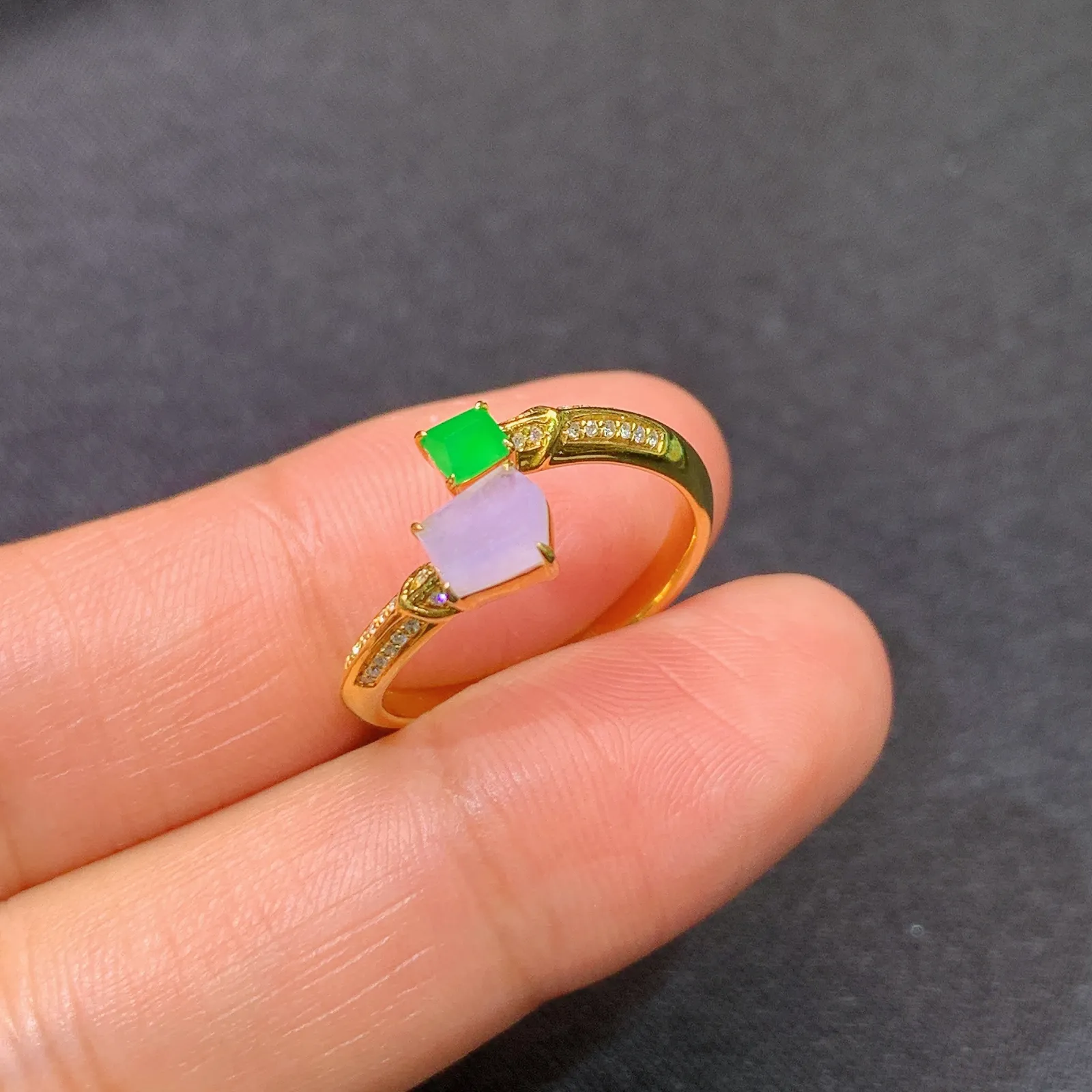 冰紫阳绿随形戒指，18k金镶嵌，款式新颖，冰润鲜艳，种水足 圈口14 尺寸5.2*3.5*2