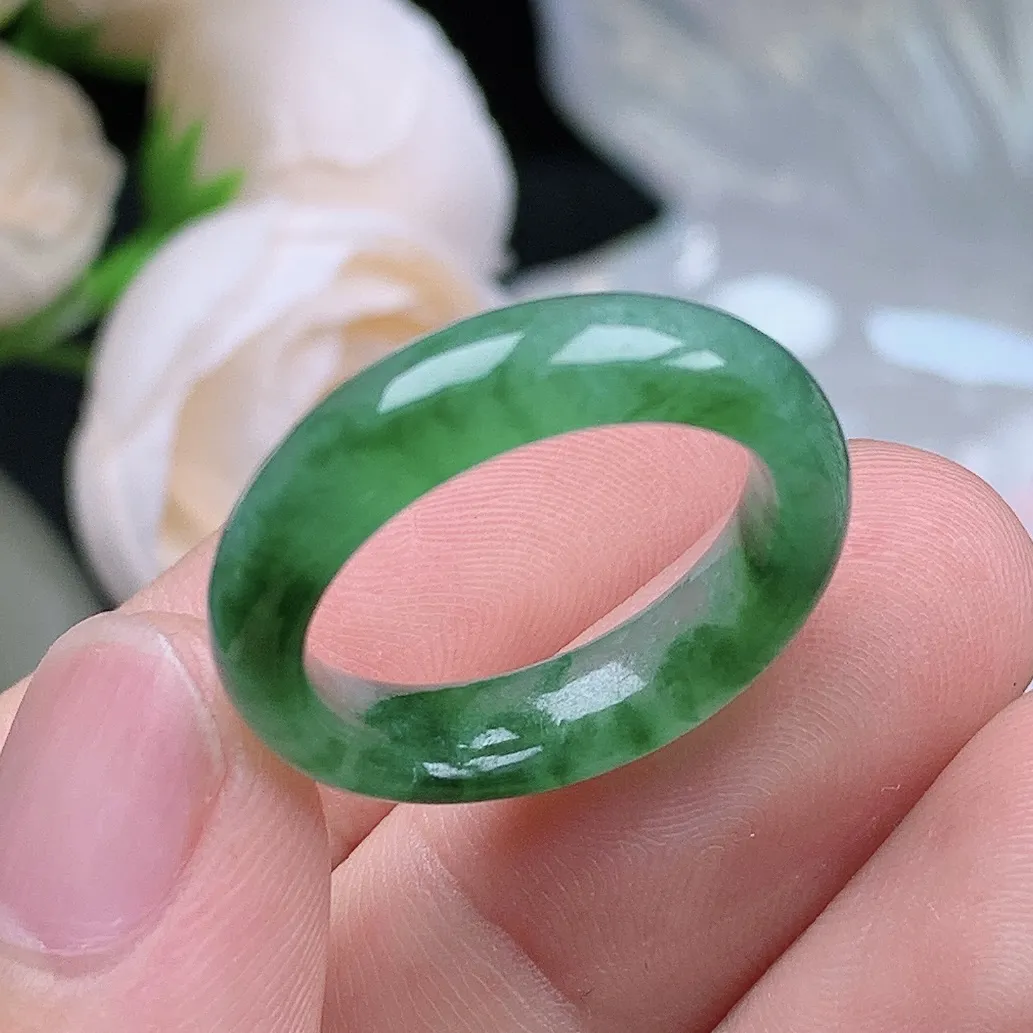 缅甸翡翠老坑种翡翠水润起胶飘阳绿戒指玉指环  水润通透 尺寸：18.2-5.7-3.7mm  18号