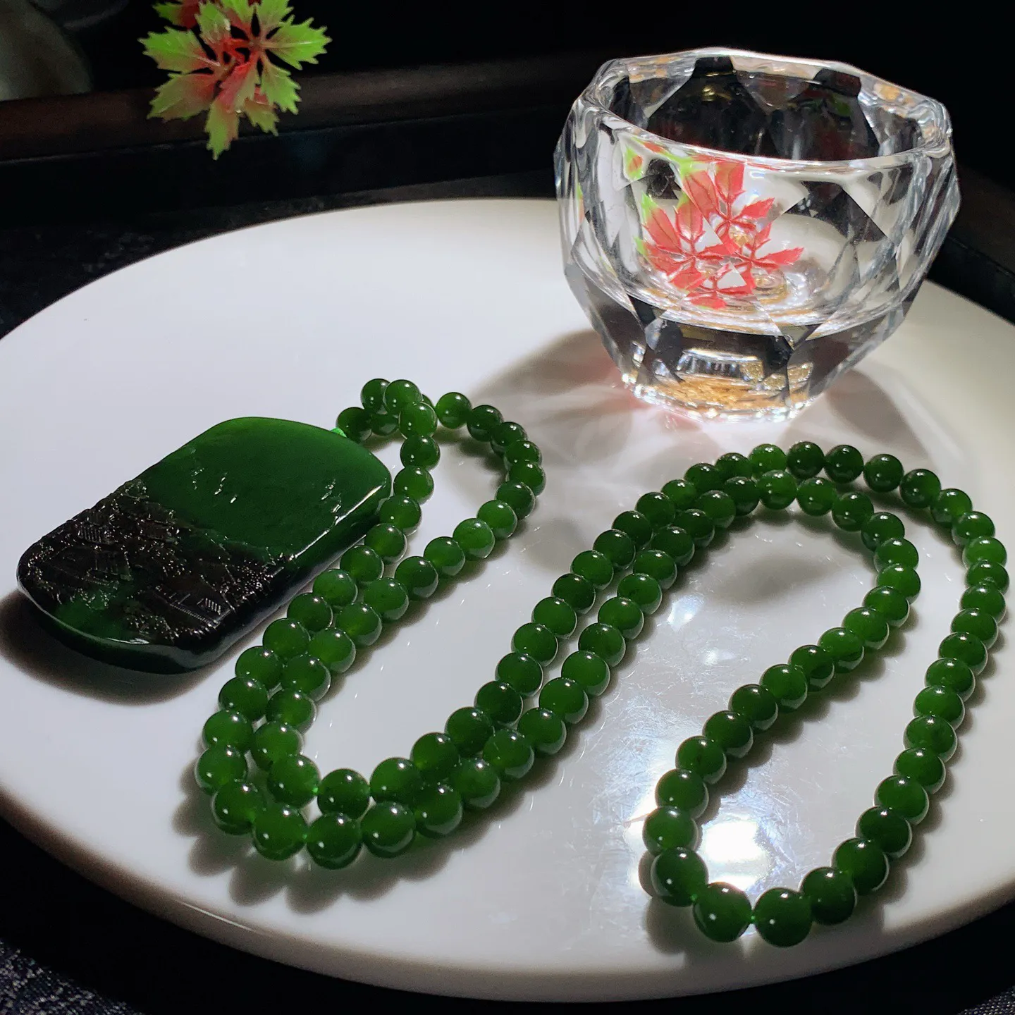 和田玉七号矿红皮料阳绿俄罗斯碧玉山水怡情牌子挂件。尺寸54/33/7重69.5克。玉质细腻油润。手推