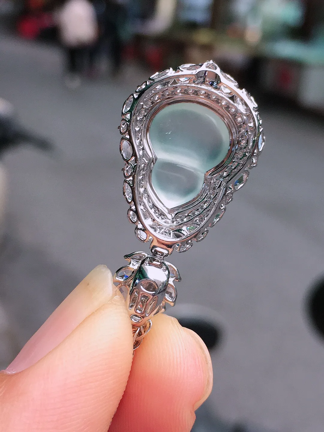 冰种葫芦吊坠，玉质细腻，荧光感超
强，饱满圆润，尽显优雅气质，18k
金豪华镶嵌