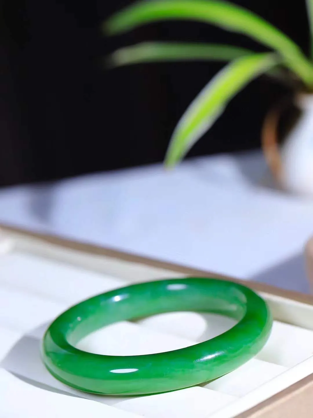 【温润如心.镯】

收藏传家级臻品️和田玉碧玉猫眼手镯，精选上等碧玉料，色泽清透，质地细腻。佩戴它