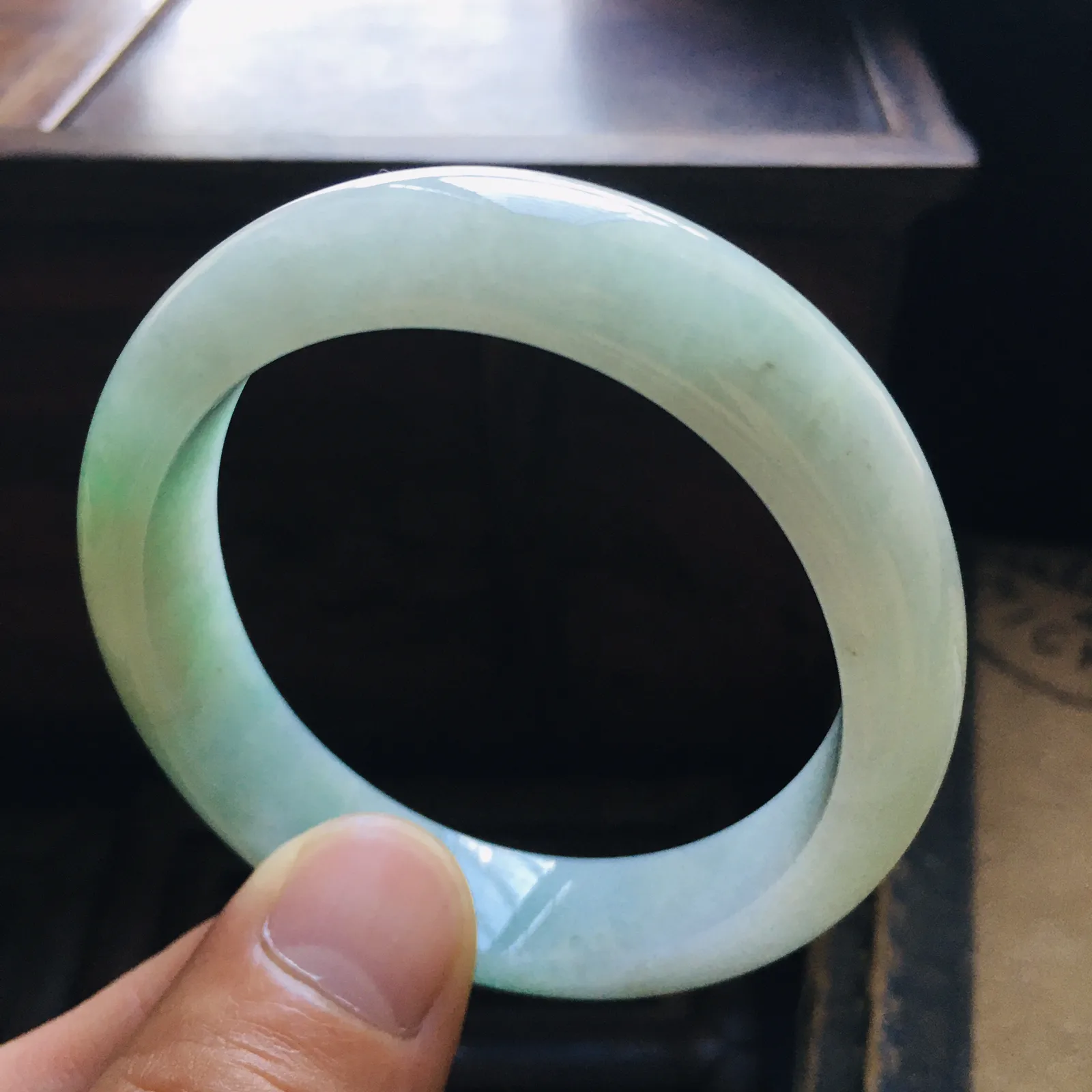 贵妃53飘绿手镯，水润细腻，自然光实拍～尺寸：53.2*46.9*12*6.9（毫米），适合正圈51圈口大小，手工测量略有误差