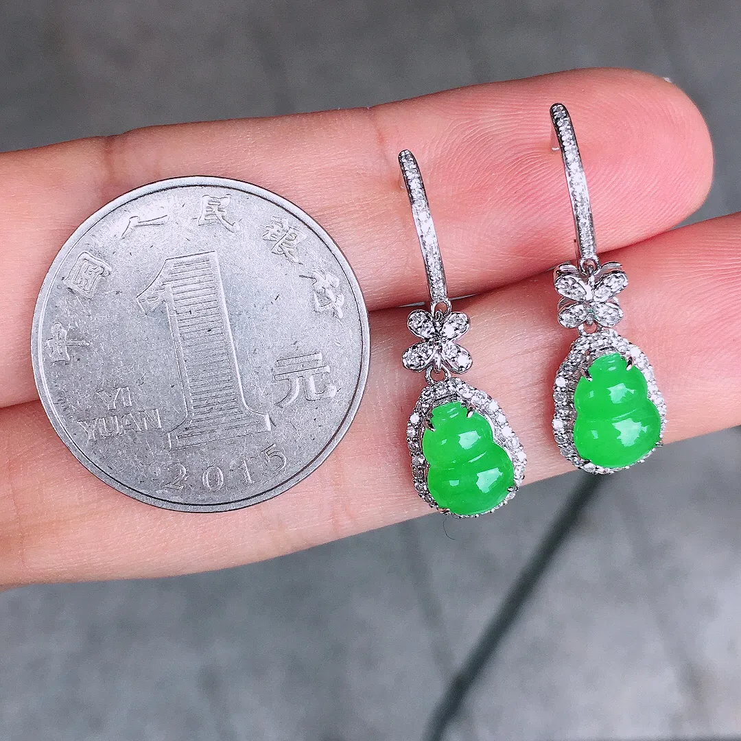 阳绿葫芦耳坠，色泽均匀艳丽，玉质细腻，荧光感超
强，饱满圆润，尽显优雅气质，18k
金豪华镶嵌