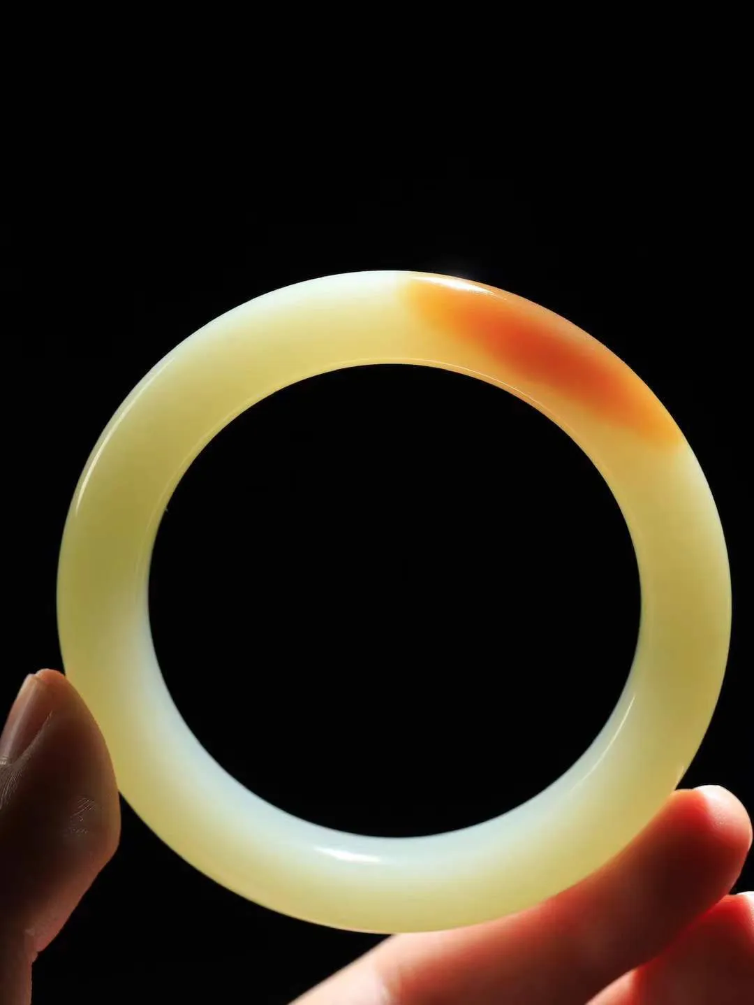 【暖玉生香·手镯】

精品和田玉糖白玉手镯，质地油润细腻，色泽高贵典雅，镯型古朴典雅。在诗情画意的雨巷相遇，你是我腕间的一抹风情，有你眸有深情，清风荡漾湖间静水，我愿俯身低眉，在烟波涟漪处，寻你深情倩影。内径55.5mm尺寸12-10.2mm重60.6克fDL-181171300