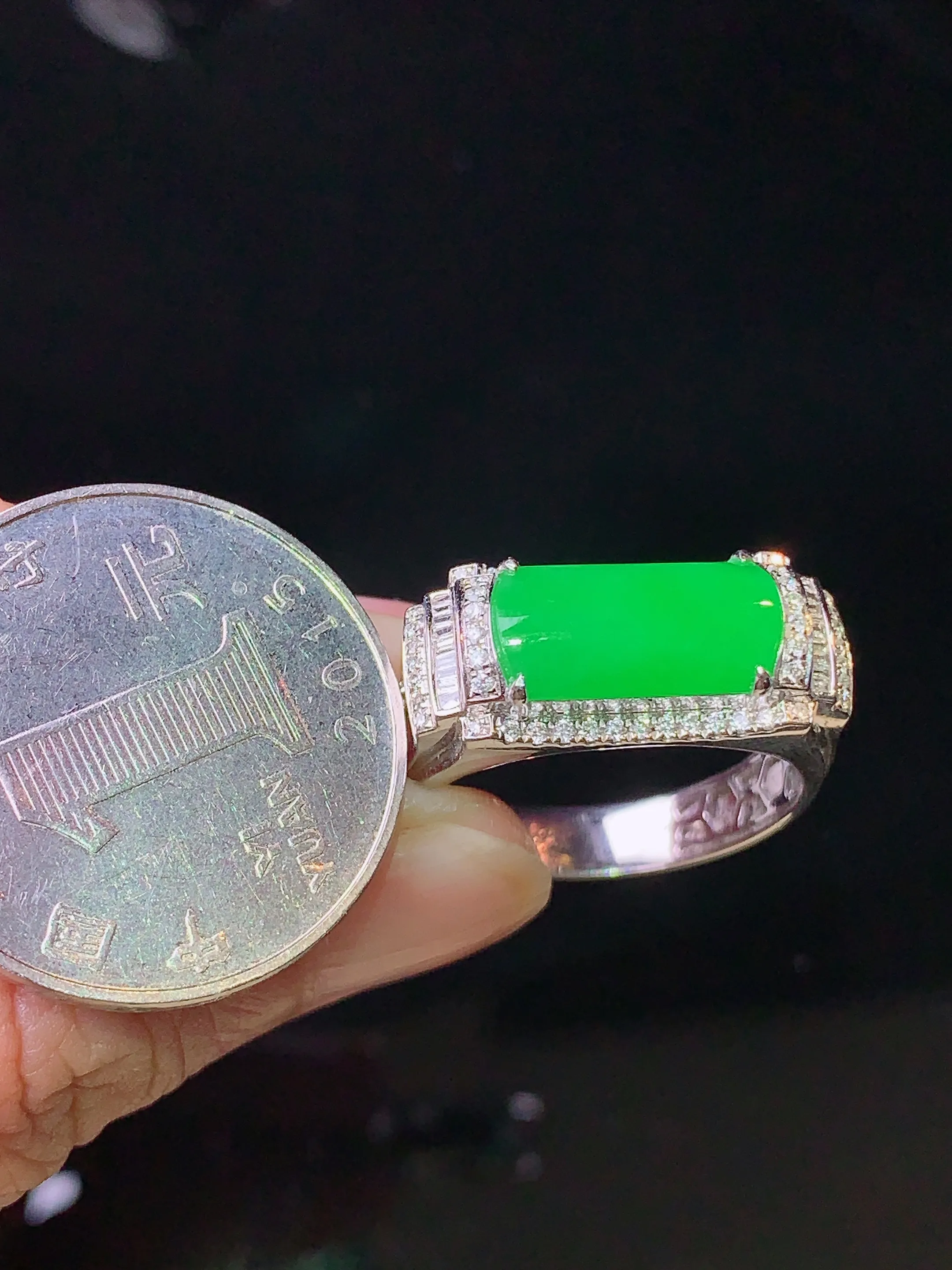 18k金钻镶嵌翠绿马鞍戒指 玉质细腻 色泽清新艳丽 圈口20.5 整体尺寸12.8*6.7*3