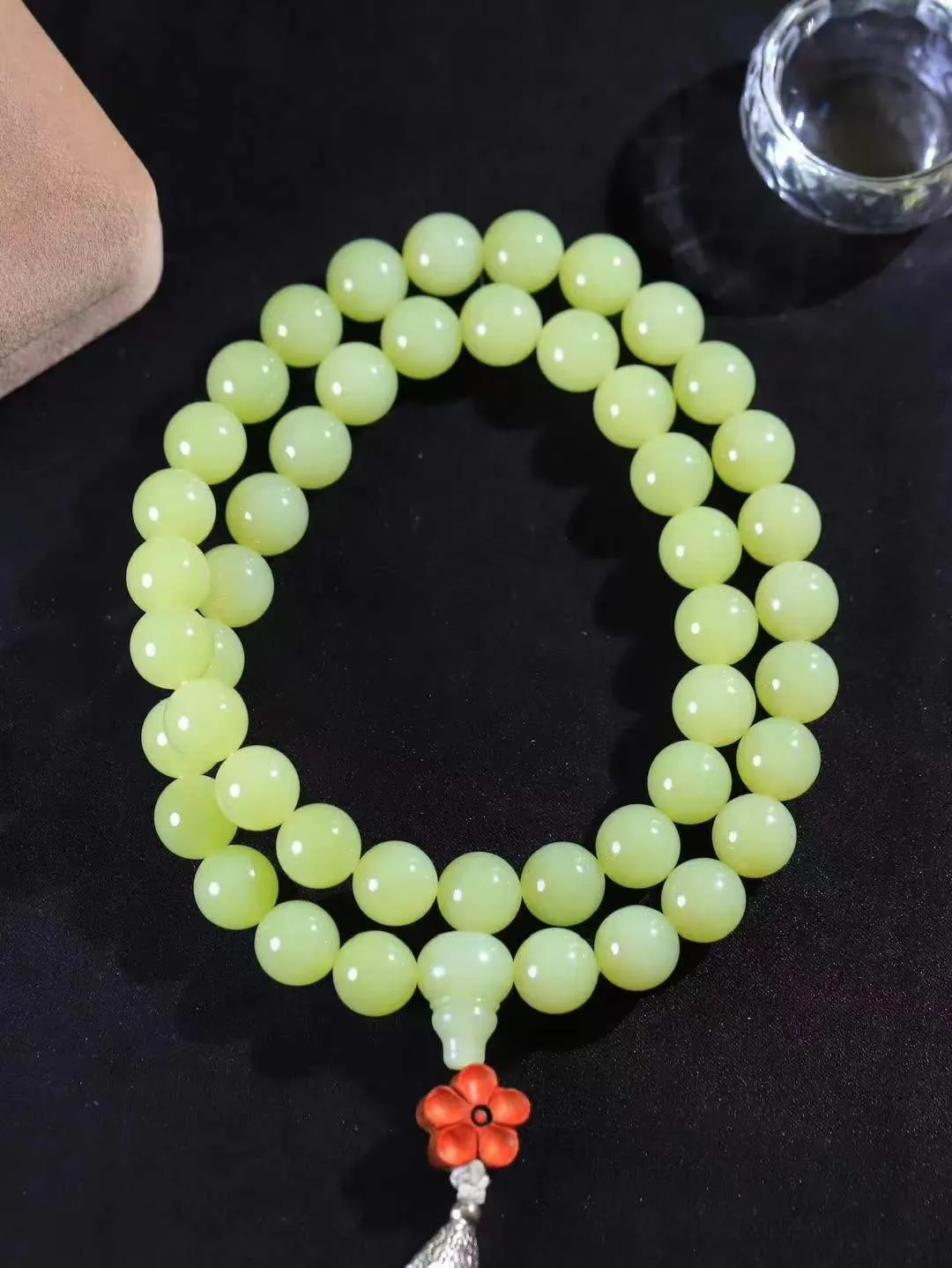 （珠圆玉润.手持)

精品和田玉黄口圆珠手持 质地温润灵动 有波光潋滟，也有梦幻清韵。行走于市井的