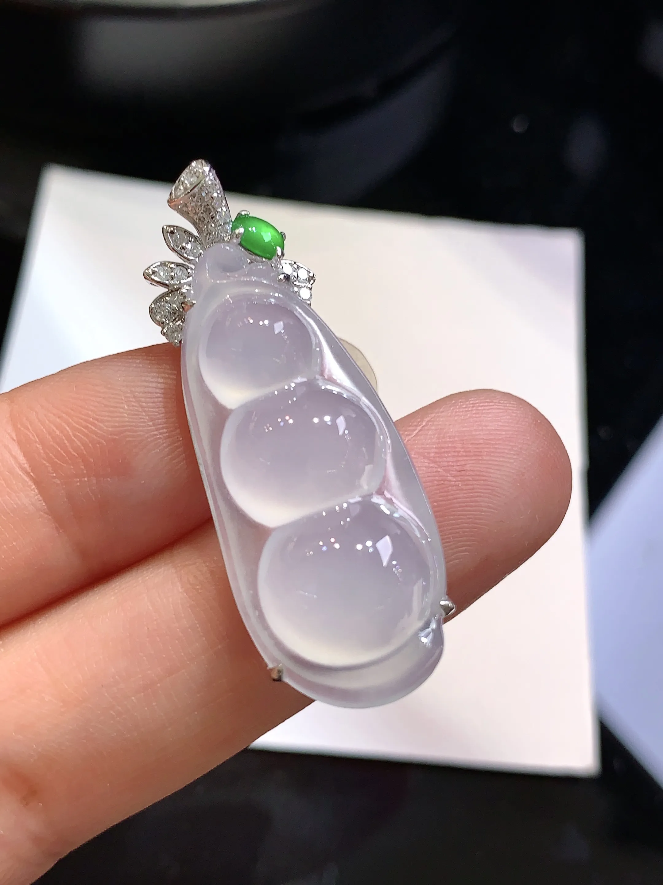 18k金钻镶嵌冰种四季豆吊坠 玉质细腻 色泽清新艳丽 整体尺寸37.3*13.6*6.8