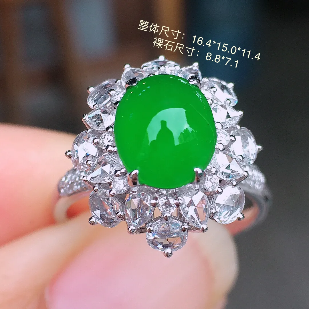 阳绿蛋面戒指，色泽均匀艳丽，玉质细腻，荧光感超
强，饱满圆润，尽显优雅气质，18k
金豪华镶嵌