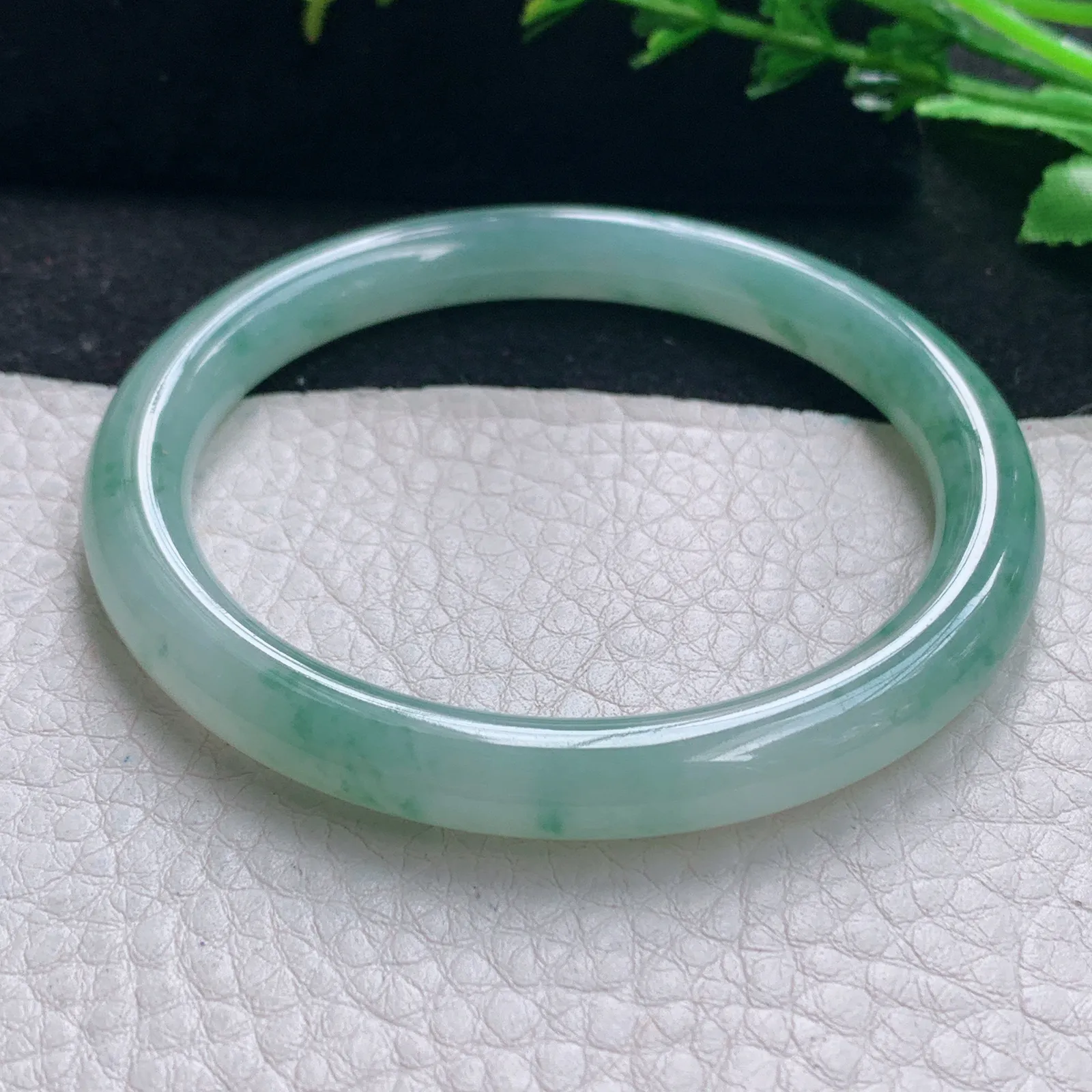 n自然光55*7.3*7.8叮当镯 缅甸翡翠a货手镯冰飘花圆条美人镯我