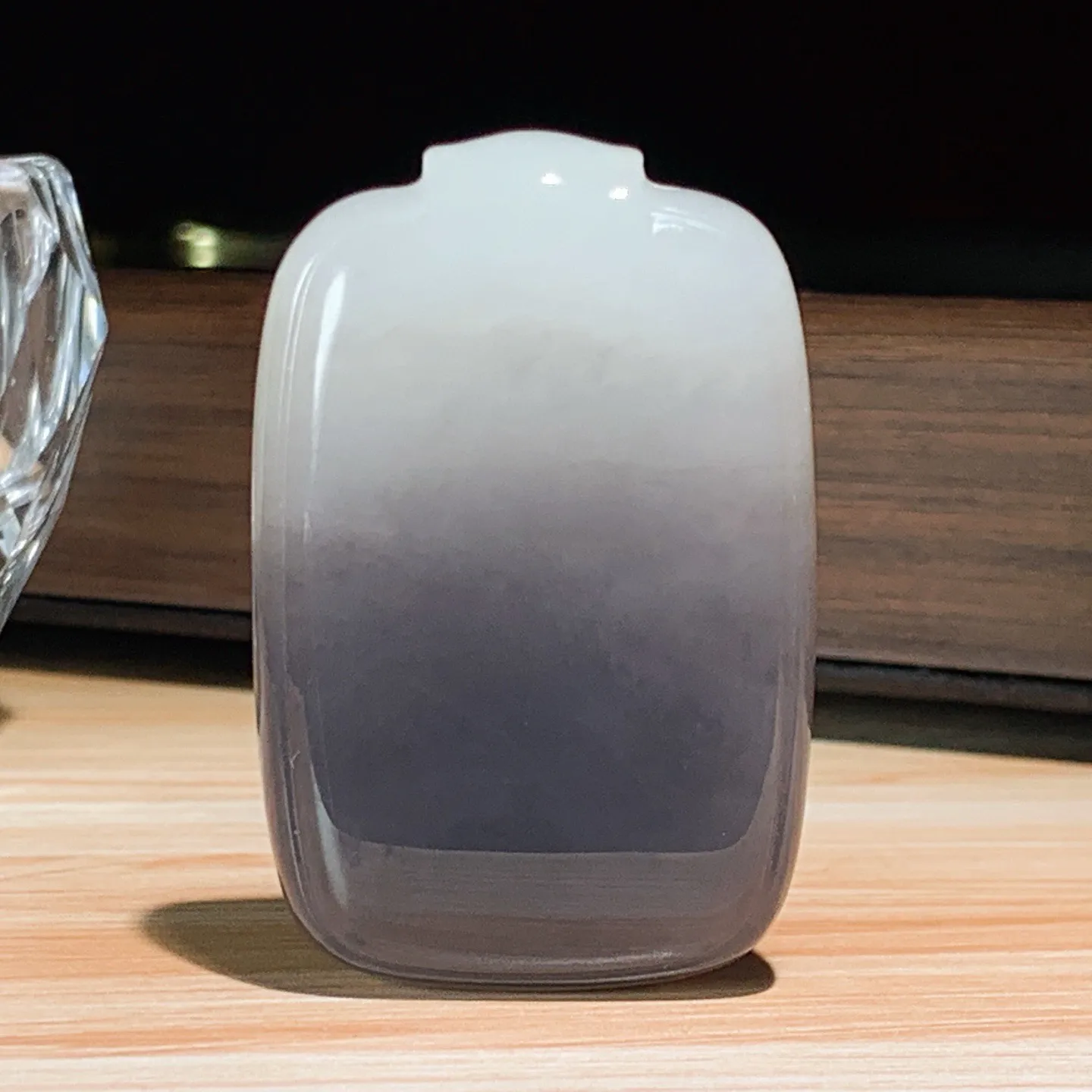 和田玉白加紫罗兰平安无事牌挂件。尺寸52/34/12重50克。玉质细腻油润。手推出油。佩戴高端典雅。lt251113