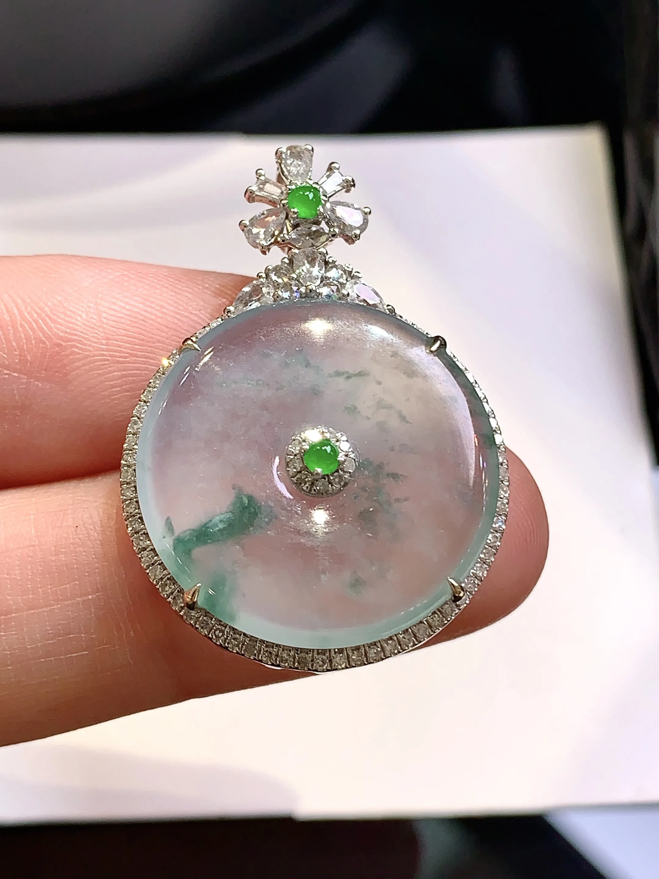 18k金钻镶嵌冰种平安扣吊坠 玉质细腻 色泽清新艳丽  整体尺寸31.3*22.5*5.8