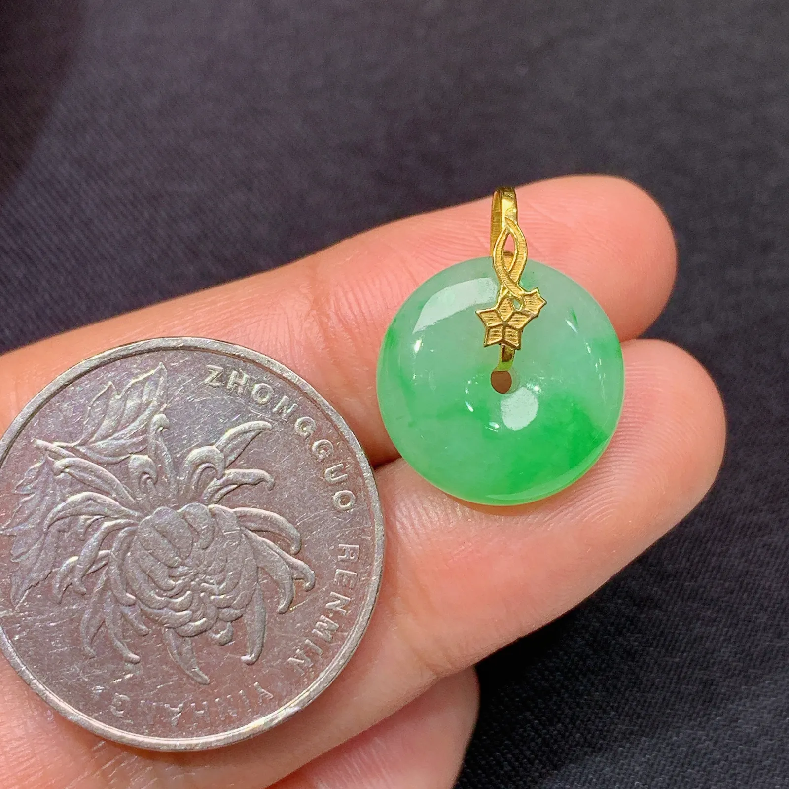 飘绿平安扣吊坠，18k金镶嵌，冰润色阳，玉质细腻，种水足， 尺寸18.8*14.6*4.9