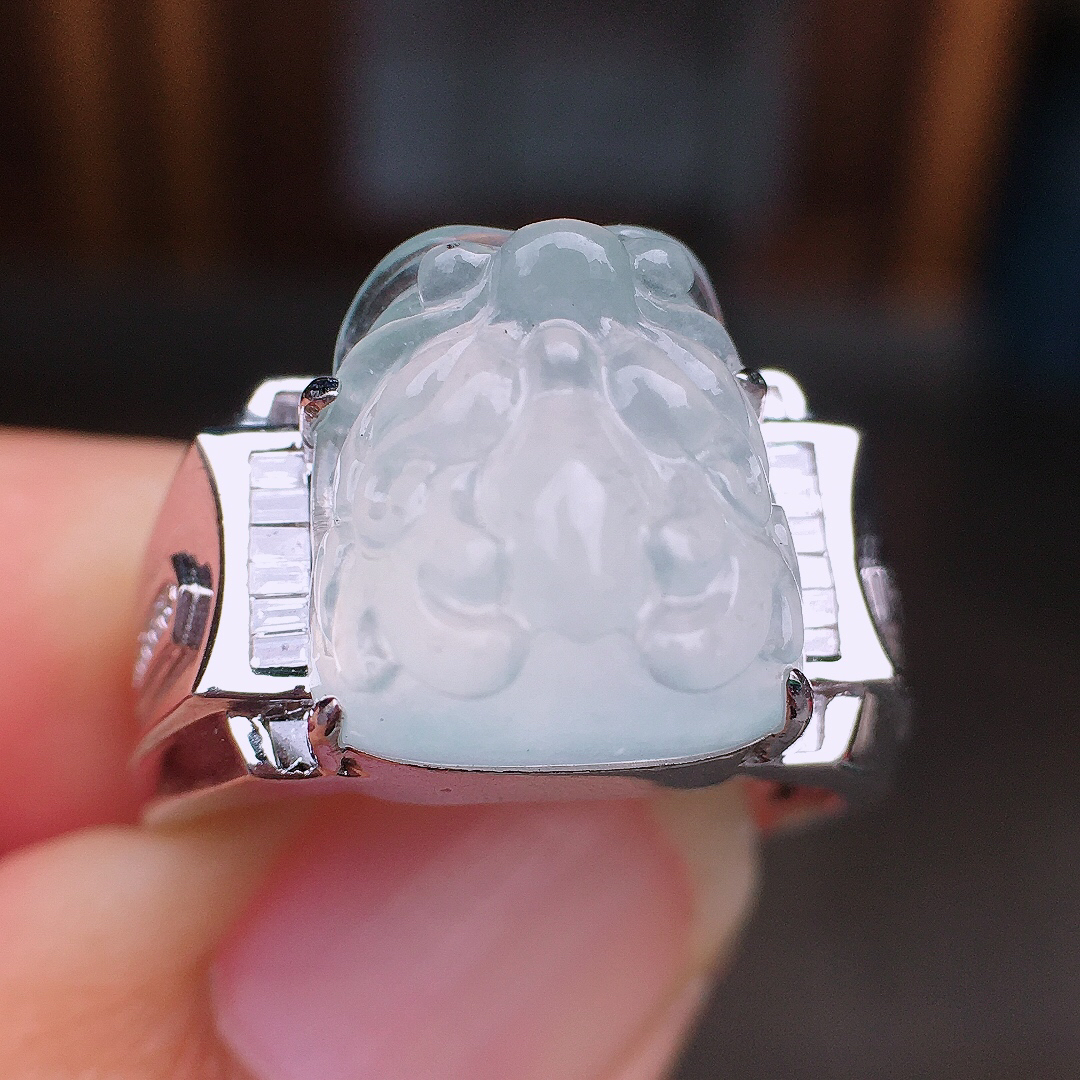 冰种貔貅戒指，玉质细腻，荧光感超
强，饱满圆润，尽显优雅气质，18k
金豪华镶嵌