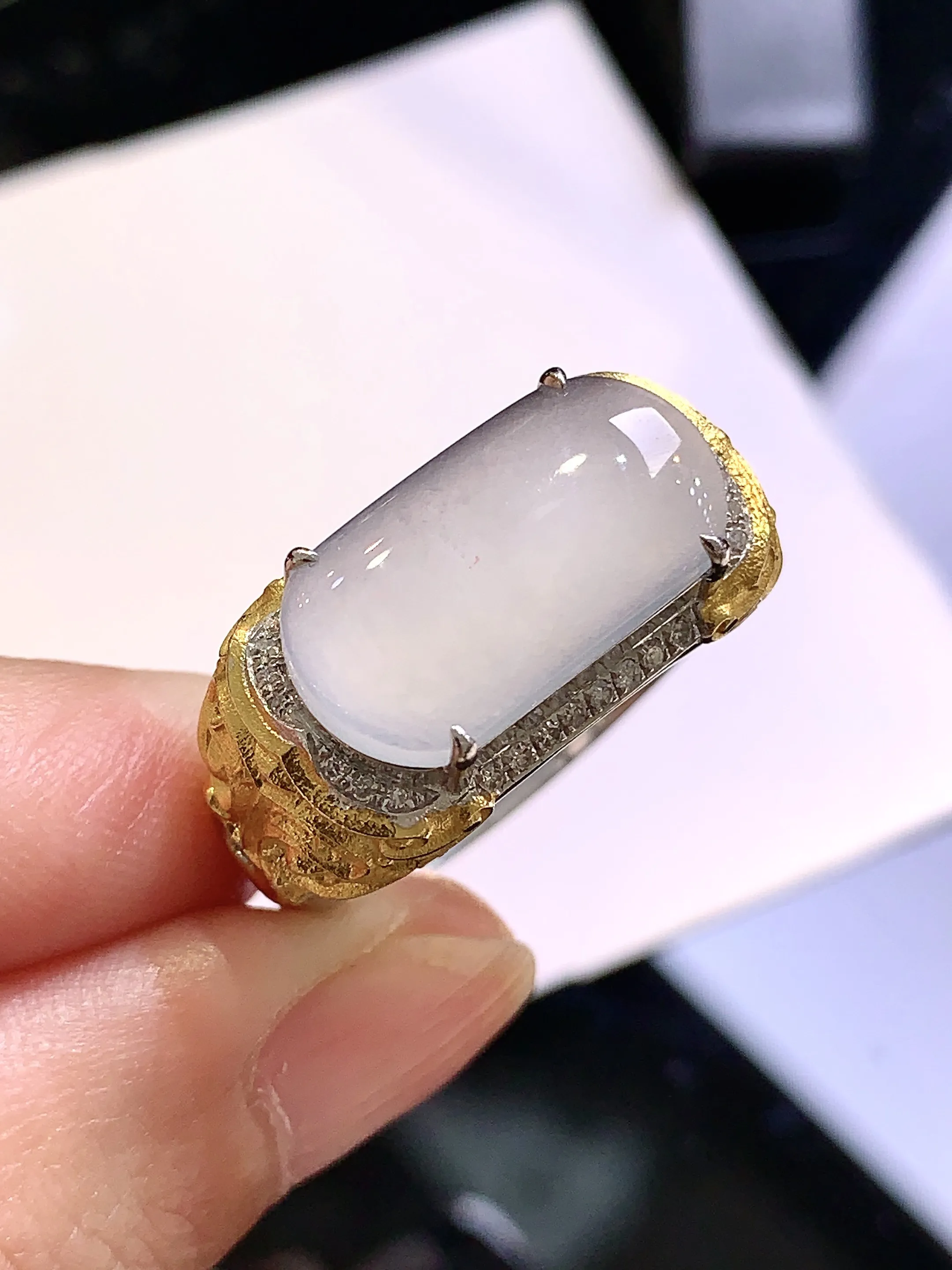 18k金钻镶嵌冰种马鞍戒指 玉质细腻 色泽清新艳丽 圈口20.5 裸石尺寸16.8*8.8*2.6