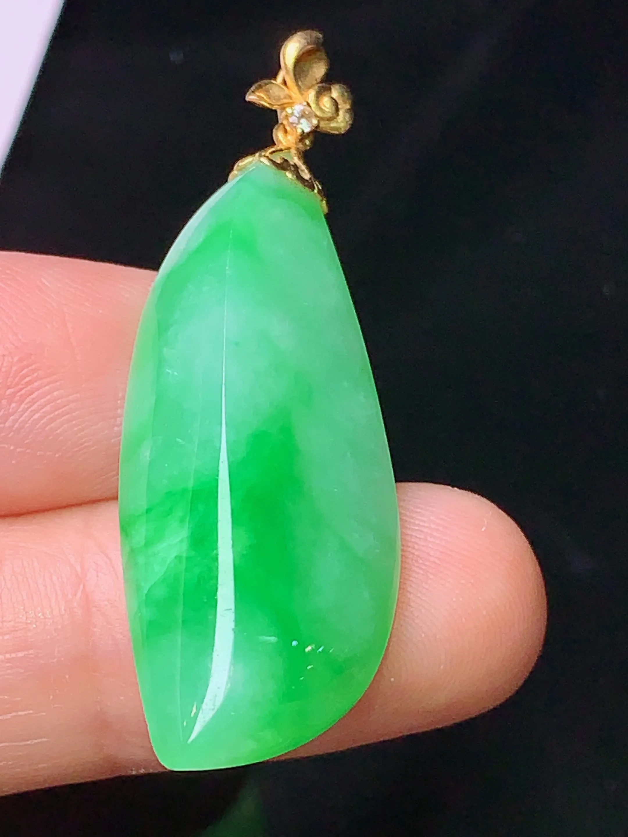 18k金镶嵌翠绿随形吊坠 玉质细腻 色泽清新艳丽 整体尺寸43.8*14.5*7.6
