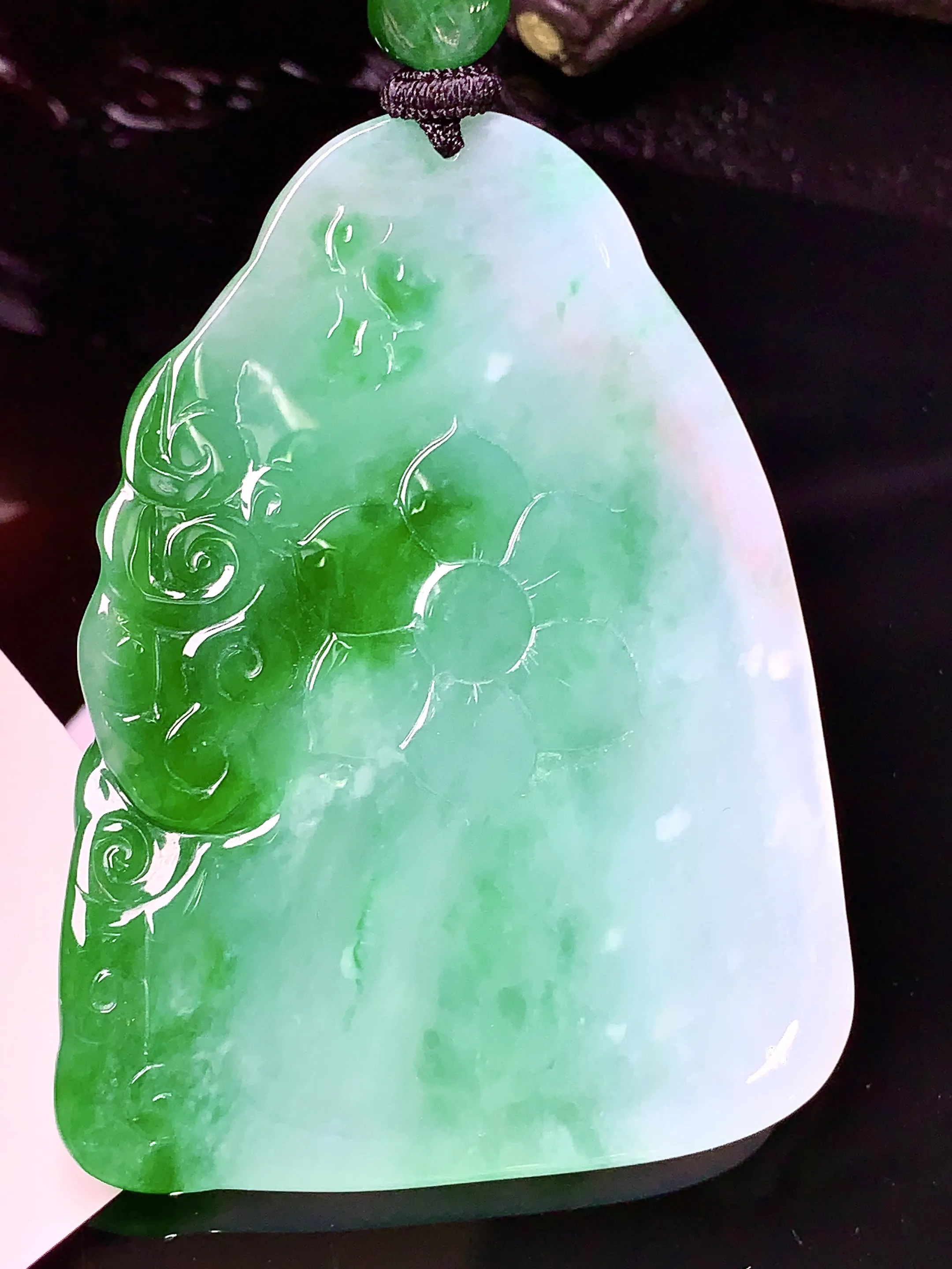 飘绿观音吊坠 玉质细腻 色泽清新艳丽 整体尺寸61*45.8*7.6
