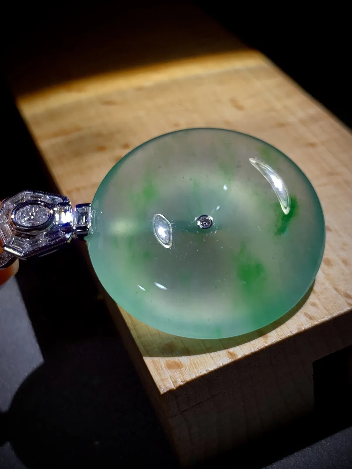 高质量绿花平安扣。44-裸石32-6.2mm，
15.45g，18K金，南非钻，