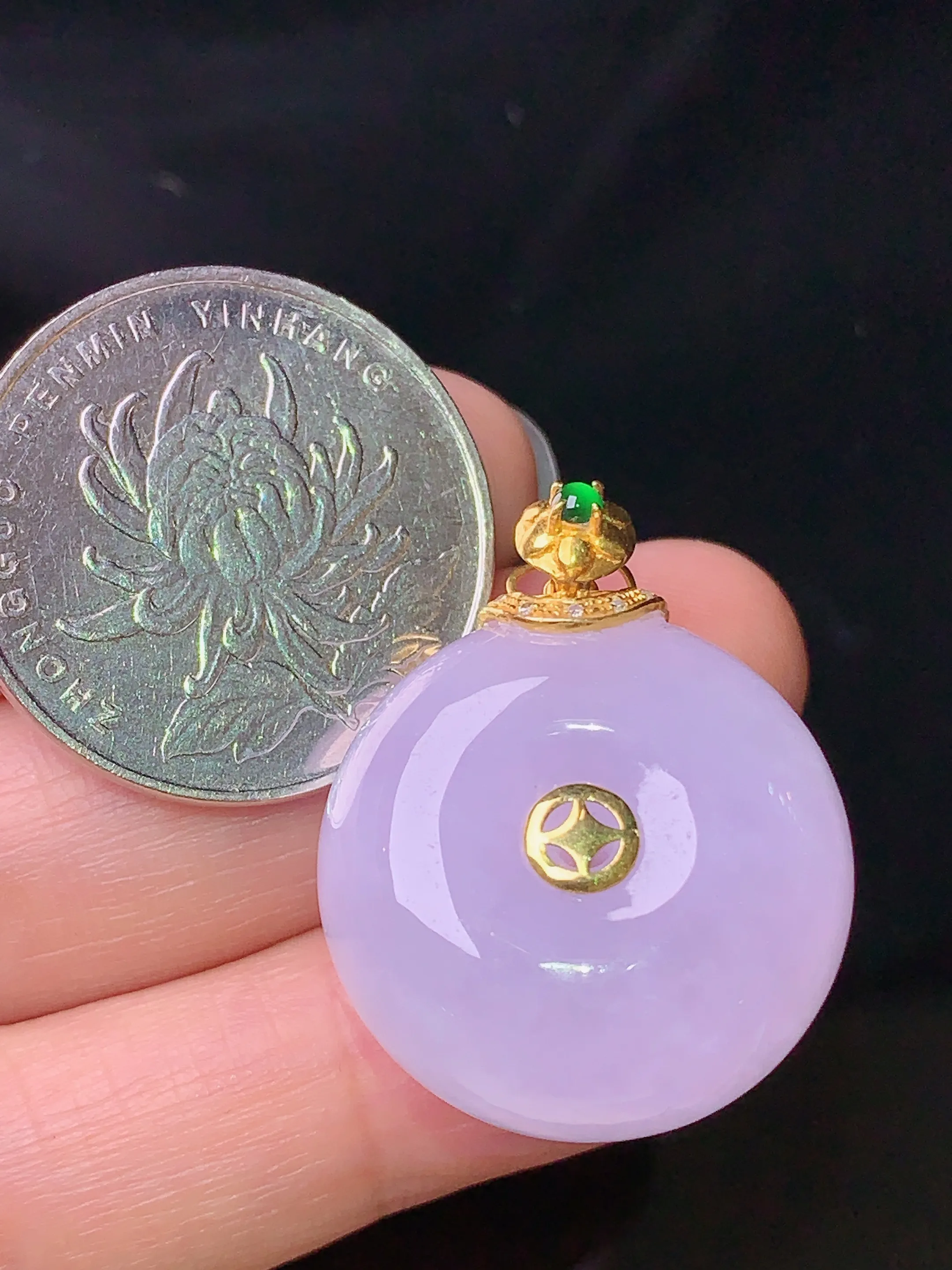 18k金钻镶嵌紫罗兰平安扣吊坠 玉质细腻 色泽清新艳丽 整体尺寸29*23*13.6