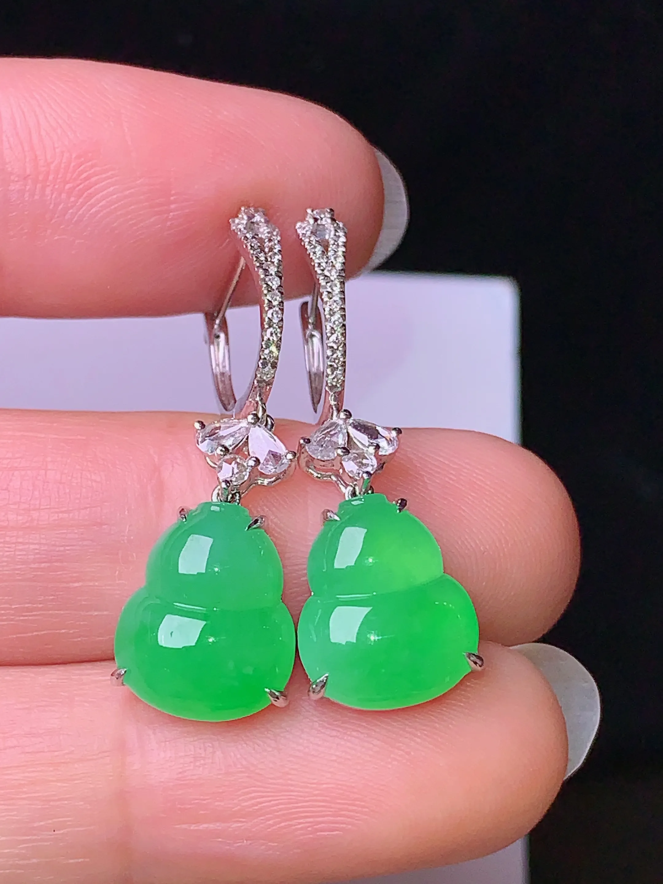 18k金钻镶嵌翠绿葫芦耳坠 玉质细腻 色泽清新艳丽 整体尺寸28.8*9.6*4.3