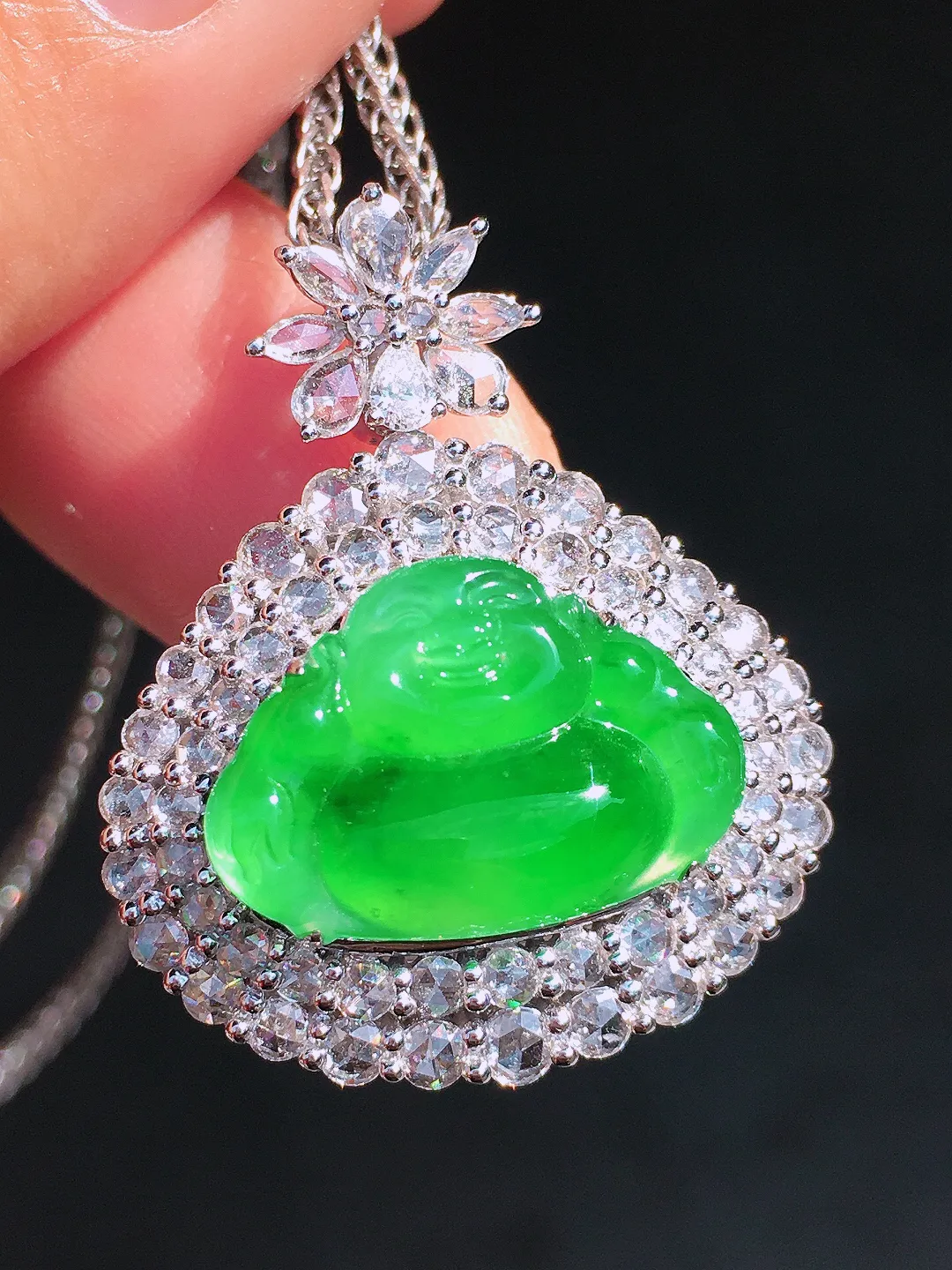 阳绿佛公吊坠，色泽均匀艳丽，玉质细腻，荧光感超
强，饱满圆润，尽显优雅气质，18k
金豪华镶嵌