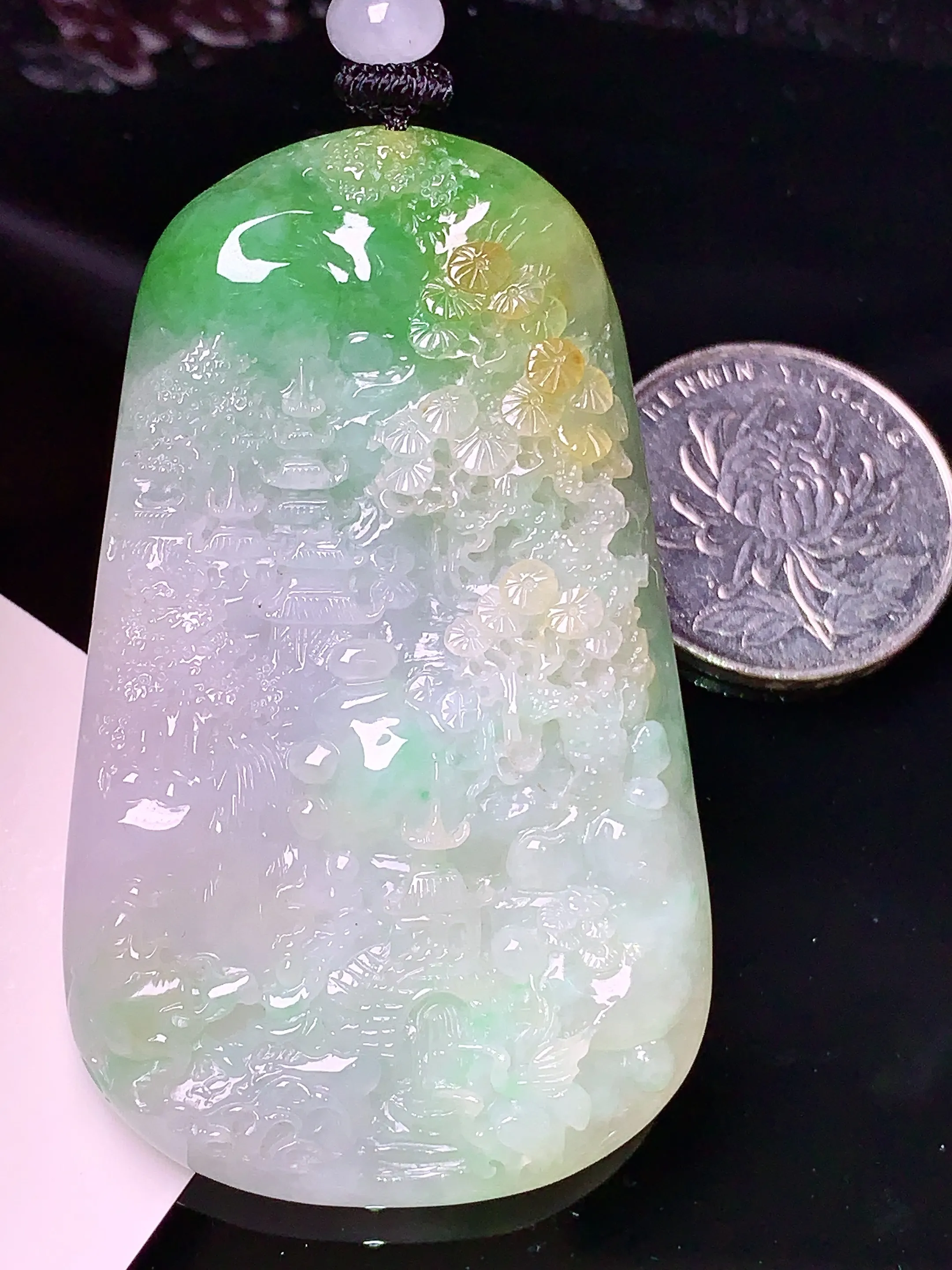 飘黄绿山水牌子吊坠 玉质细腻 色泽清新艳丽 整体尺寸60.6*37*10