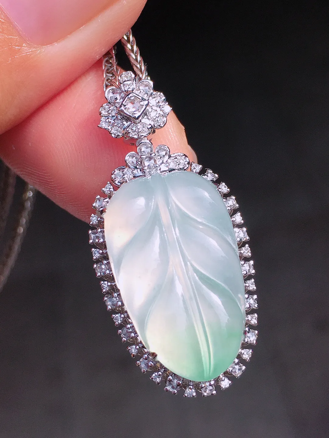 冰飘绿玉叶吊坠，色泽艳丽，玉质细腻，荧光感超
强，饱满圆润，尽显优雅气质，18k
金豪华镶嵌