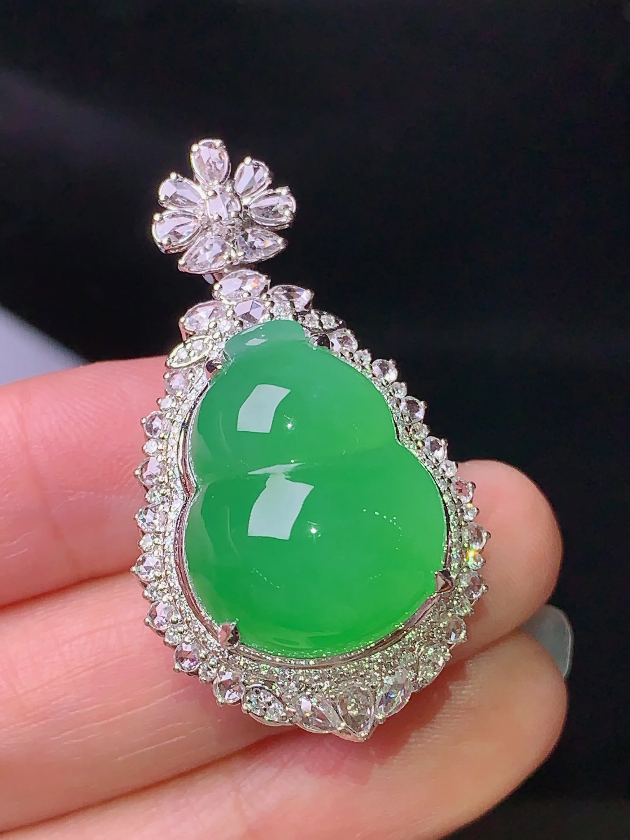 18k金钻镶嵌满绿葫芦吊坠 玉质细腻 色泽清新艳丽 整体尺寸40*22.5*16.7