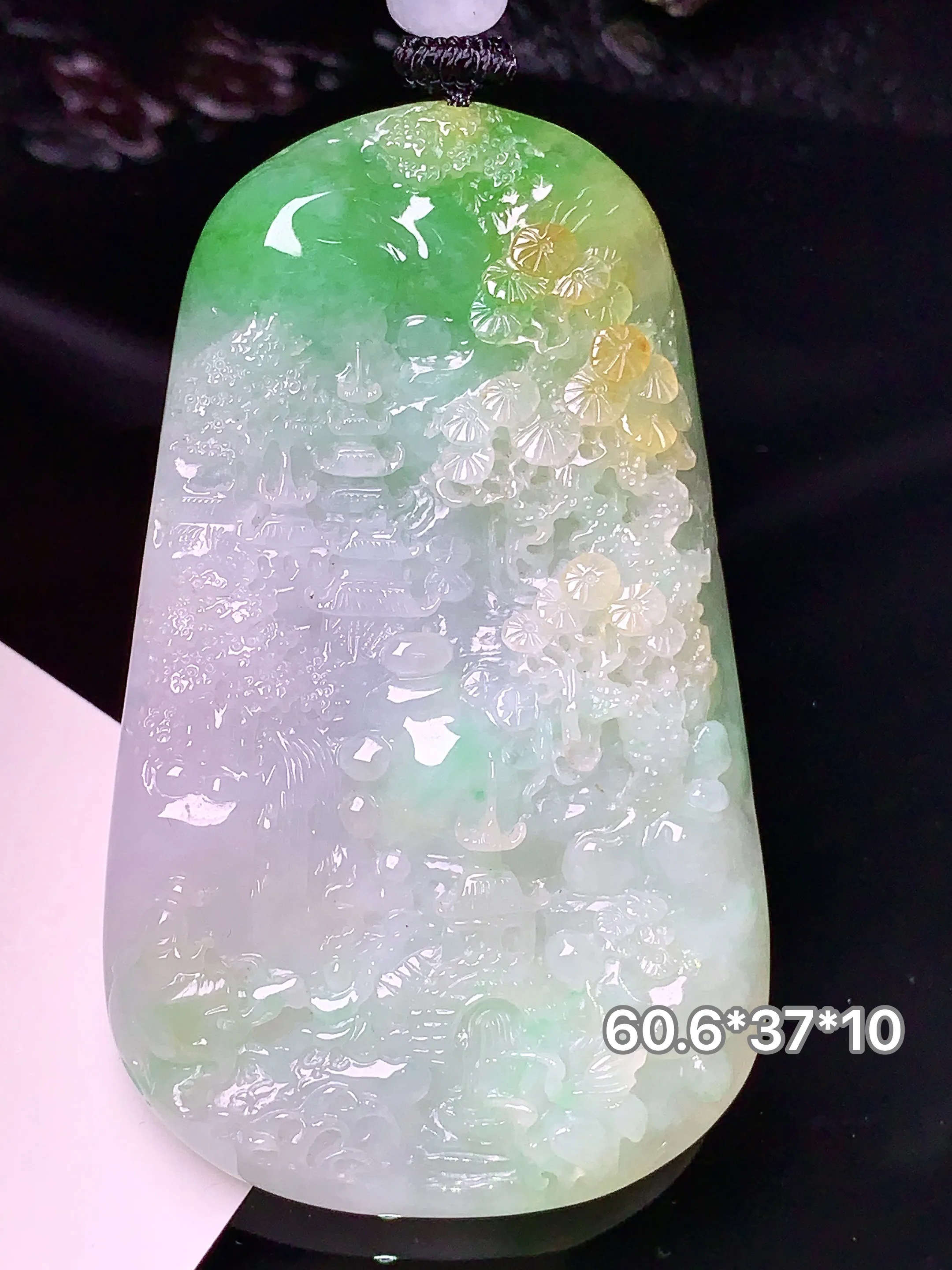 飘黄绿山水牌子吊坠 玉质细腻 色泽清新艳丽 整体尺寸60.6*37*10