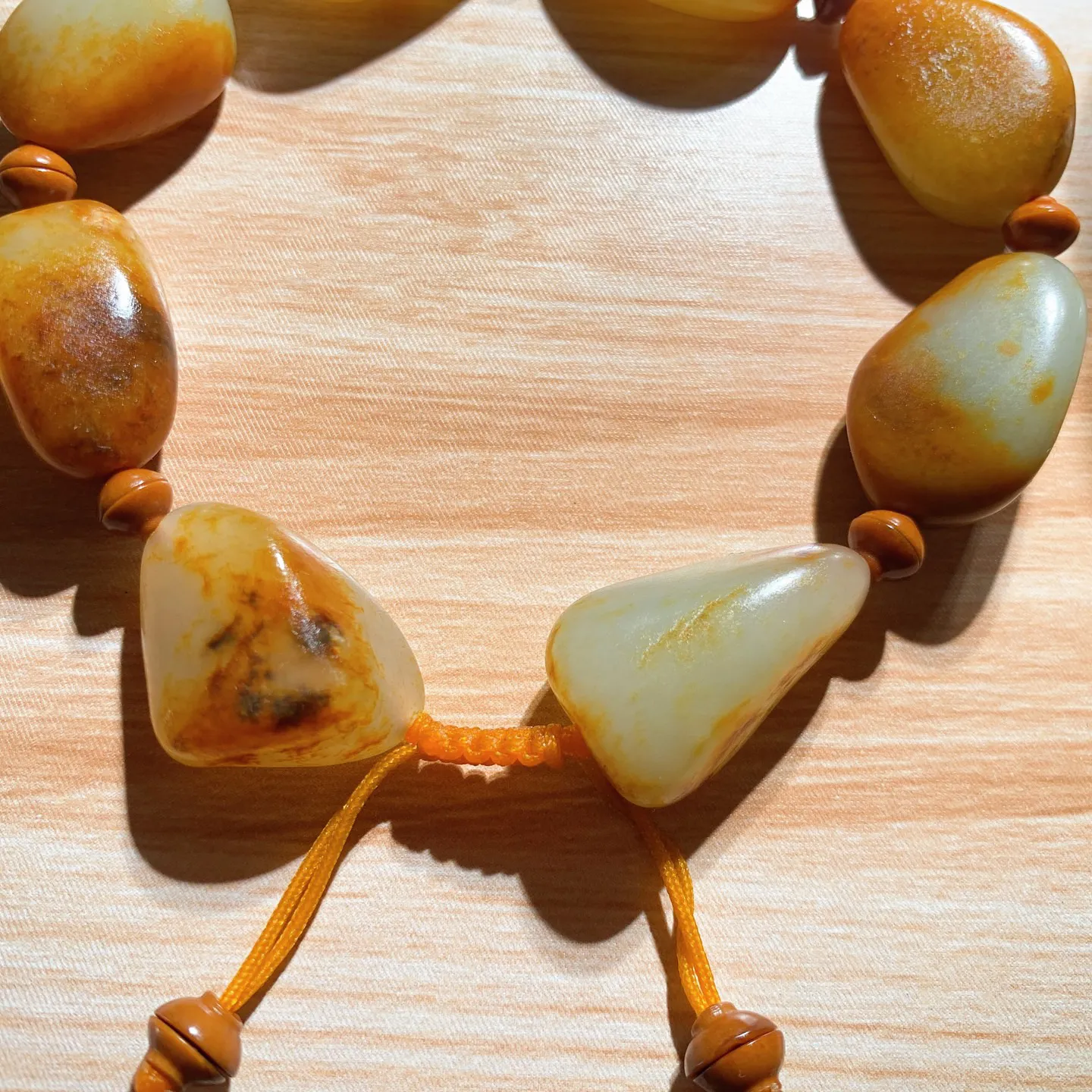 新疆和田玉籽料原石手串。单颗尺寸23/15/10重44.7克。玉质细腻油润。真籽真皮 ，手推出油。佩戴高端典雅。lt251114